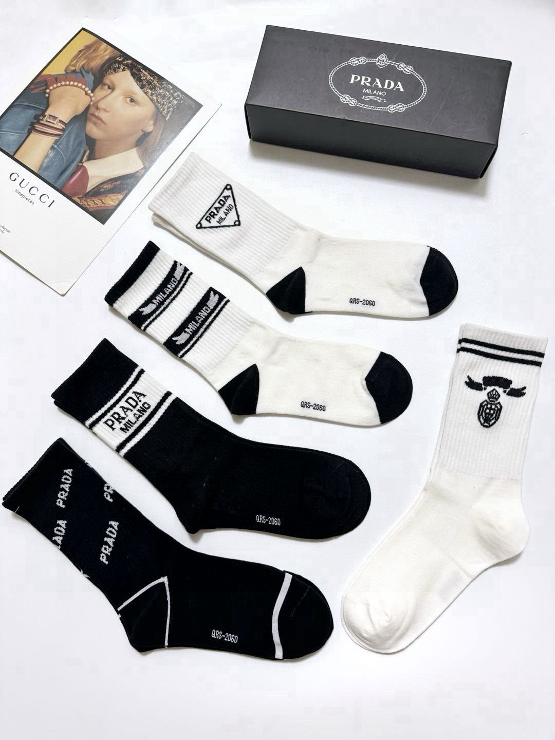   配包装
🌟【一盒5 双】
🌟Prada 普拉达 经典字母 logo纯棉 中筒袜  ！超级软糯亲肤！
