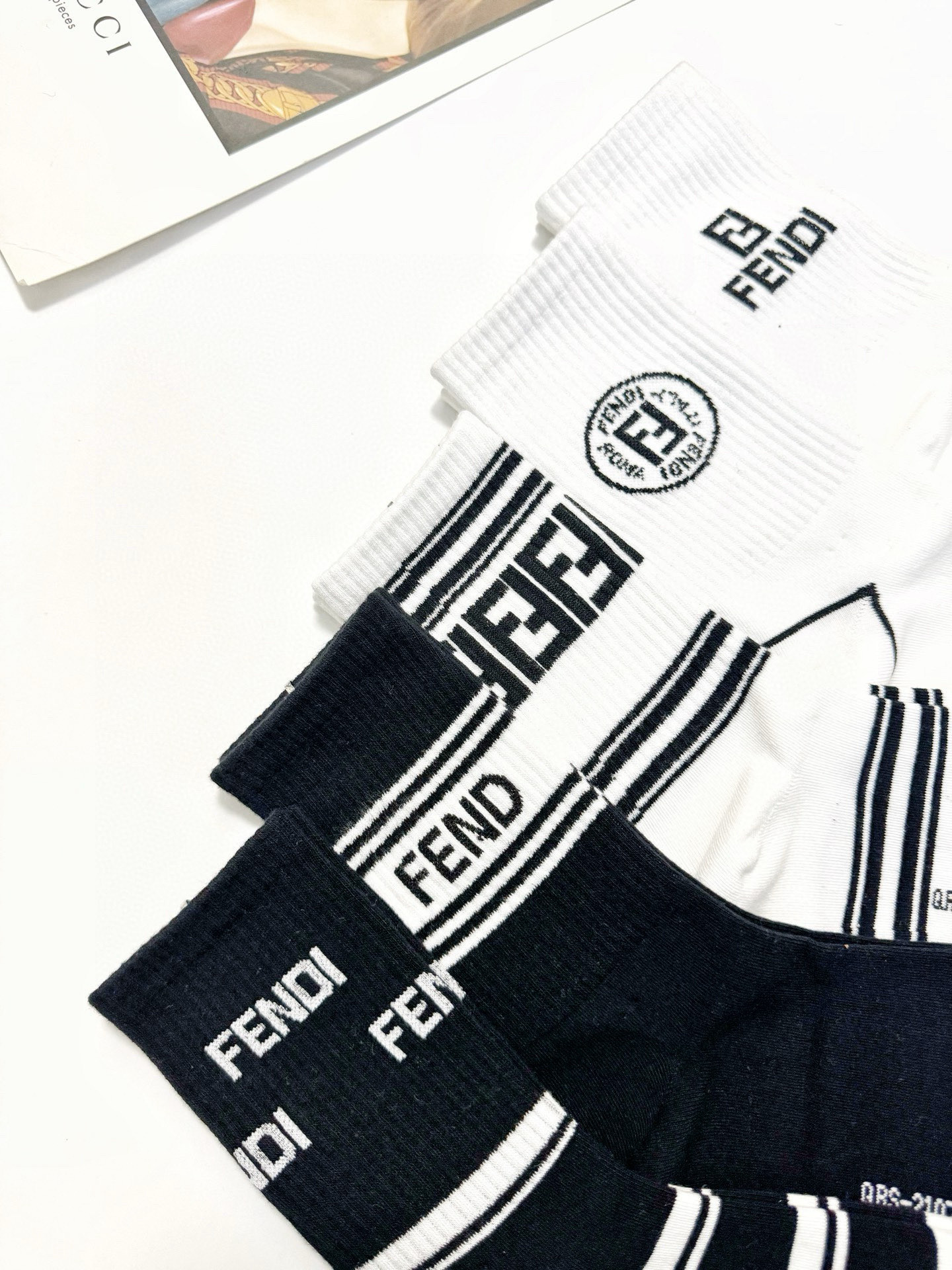  配包装
🌟【一盒5 双】
 🌟Fendi 芬迪 经典字母logo 纯棉中筒袜   ，ins超火爆中筒袜