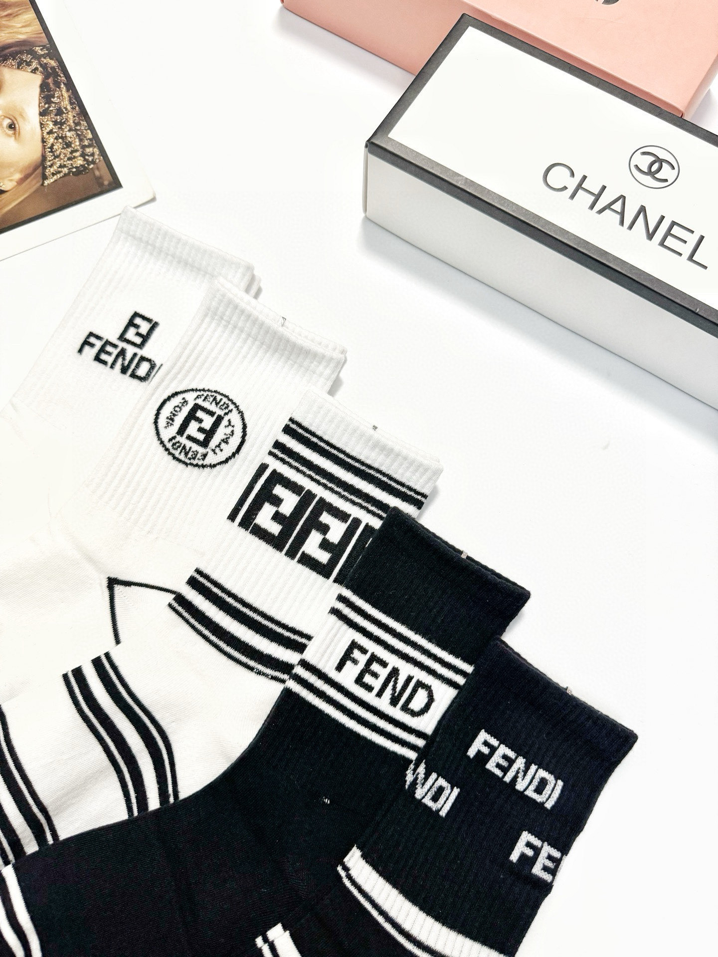  配包装
🌟【一盒5 双】
 🌟Fendi 芬迪 经典字母logo 纯棉中筒袜   ，ins超火爆中筒袜