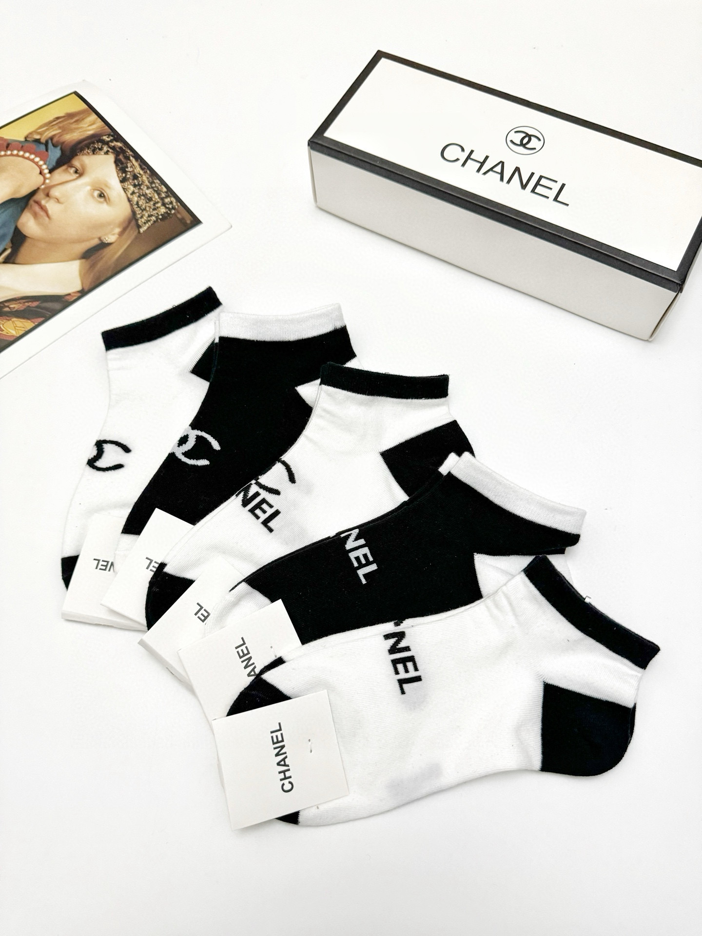  配包装
🌟【一盒5双】
 🌟Chanel 香奈儿 经典字母logo 纯棉船袜   ，ins超火爆短袜，