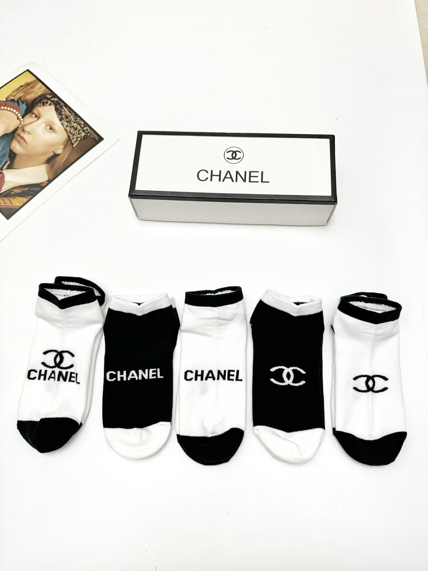  配包装
🌟【一盒5双】
 🌟Chanel 香奈儿 经典字母logo 纯棉船袜   ，ins超火爆短袜，