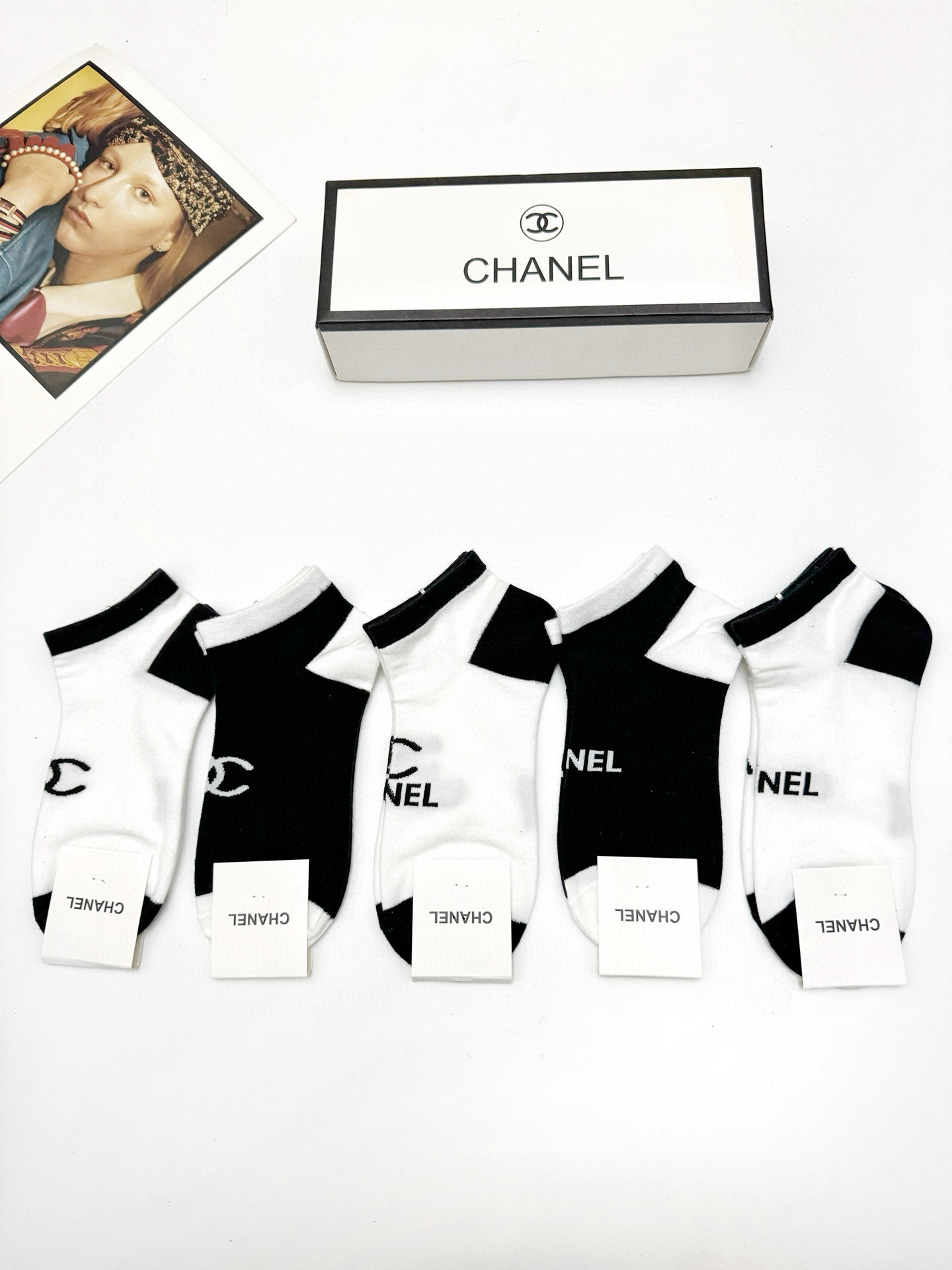  配包装
🌟【一盒5双】
 🌟Chanel 香奈儿 经典字母logo 纯棉船袜   ，ins超火爆短袜，