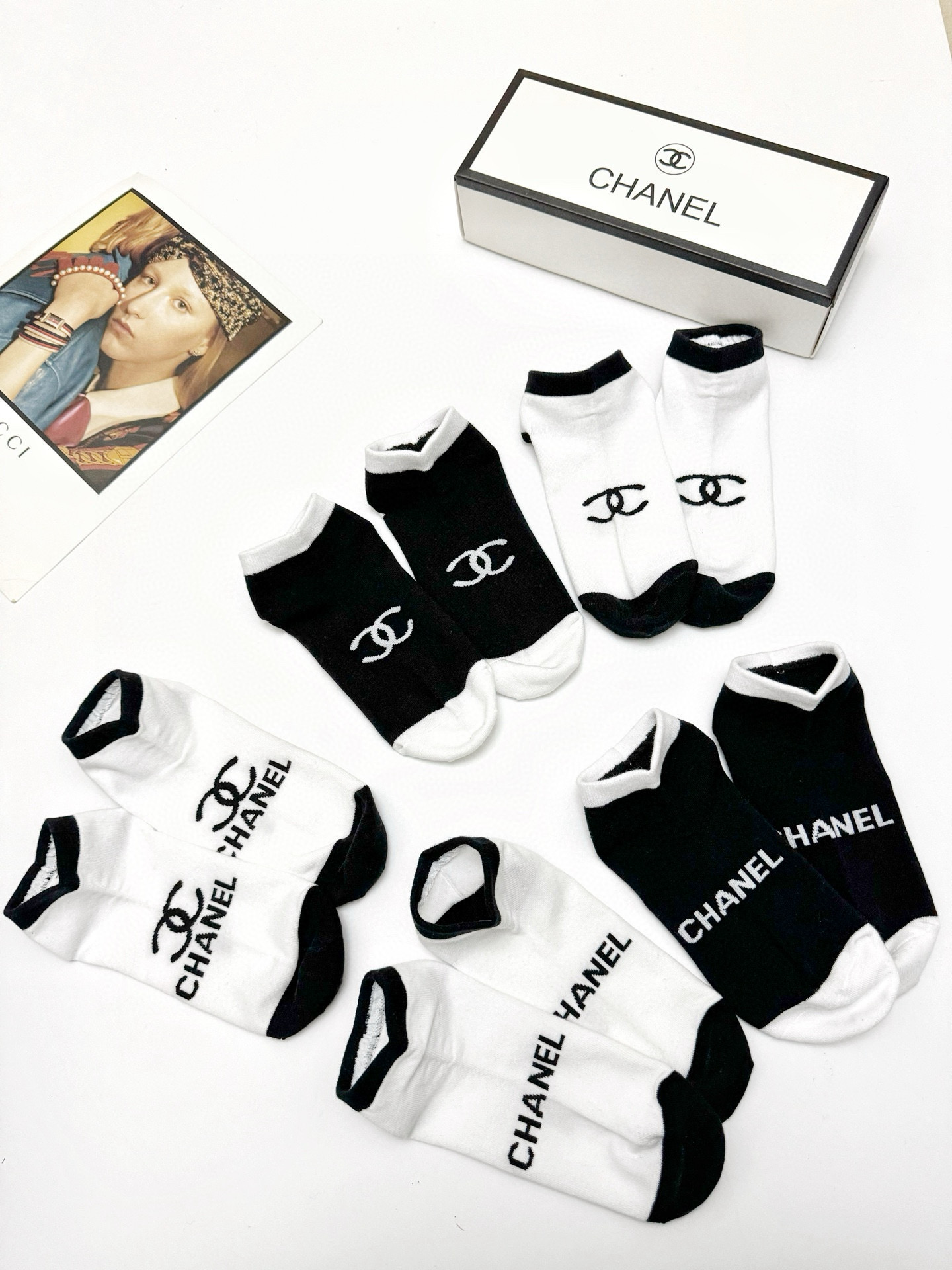  配包装
🌟【一盒5双】
 🌟Chanel 香奈儿 经典字母logo 纯棉船袜   ，ins超火爆短袜，
