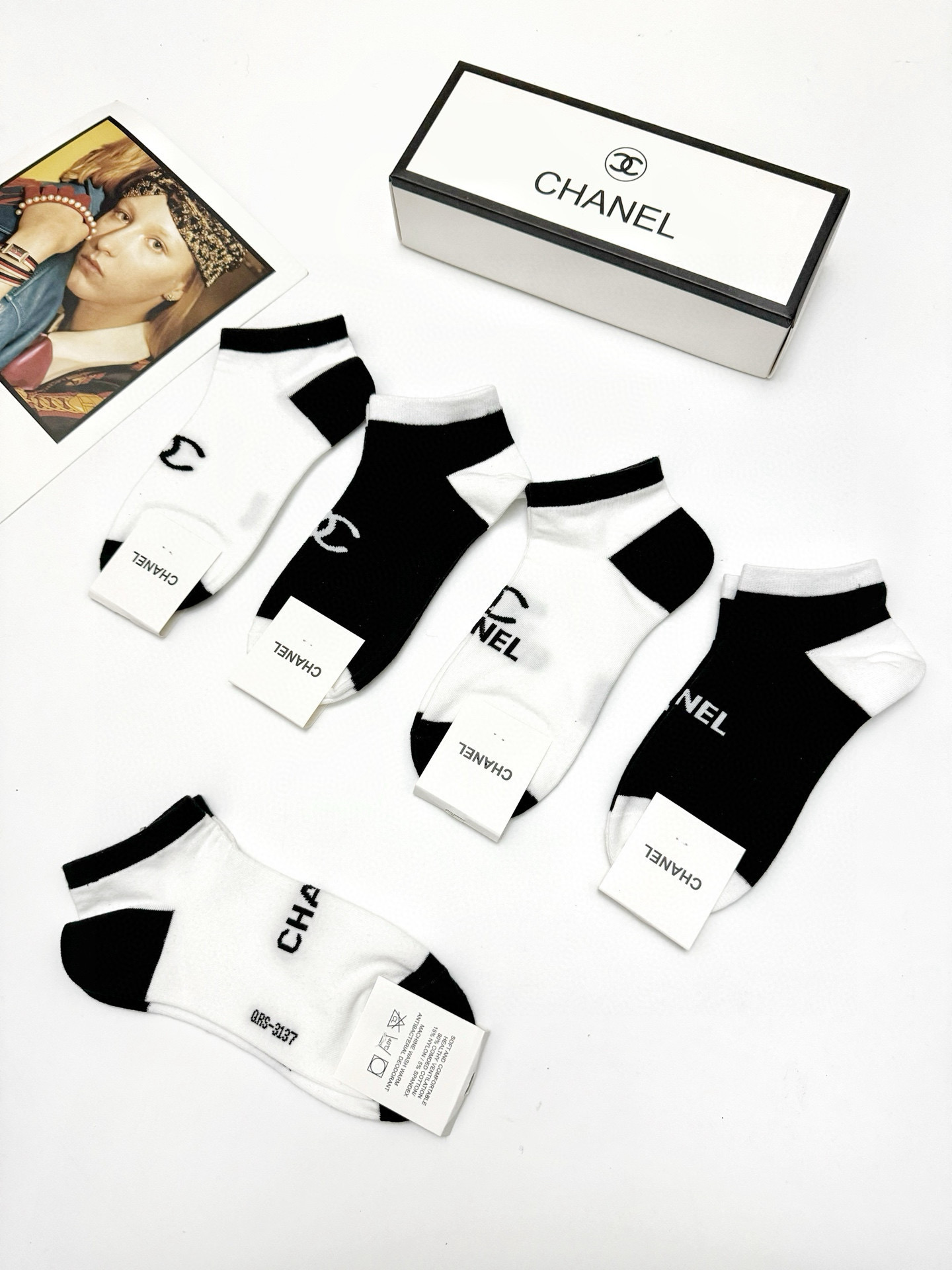  配包装
🌟【一盒5双】
 🌟Chanel 香奈儿 经典字母logo 纯棉船袜   ，ins超火爆短袜，