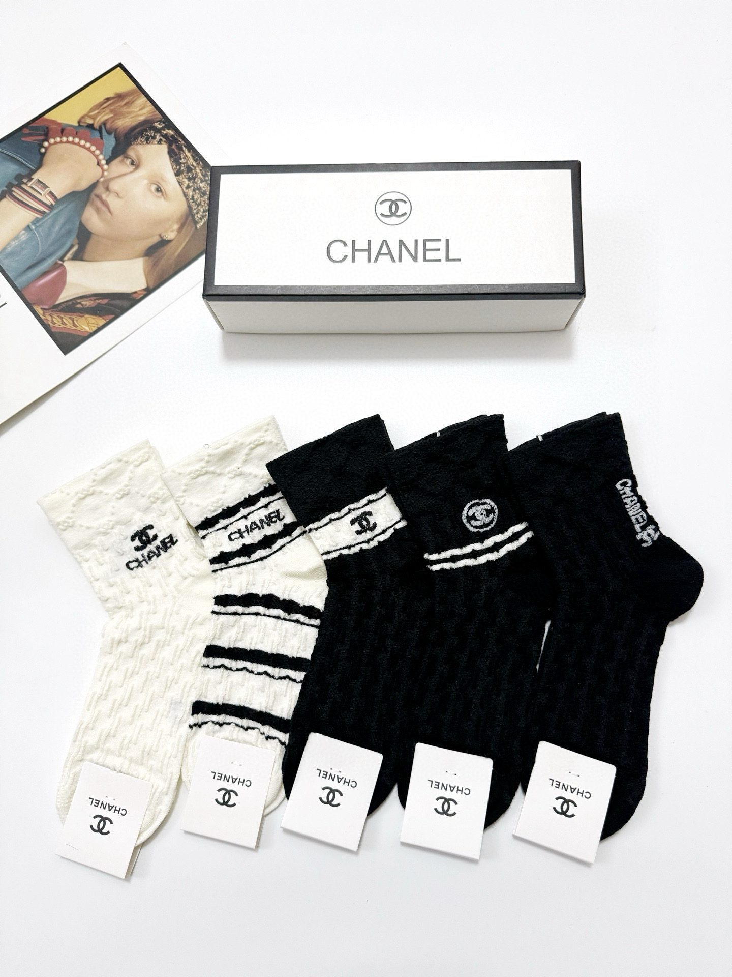  配包装
🌟【一盒5双】
 🌟Chanel 香奈儿 经典浮雕 字母logo 纯棉中筒袜   ，ins超火