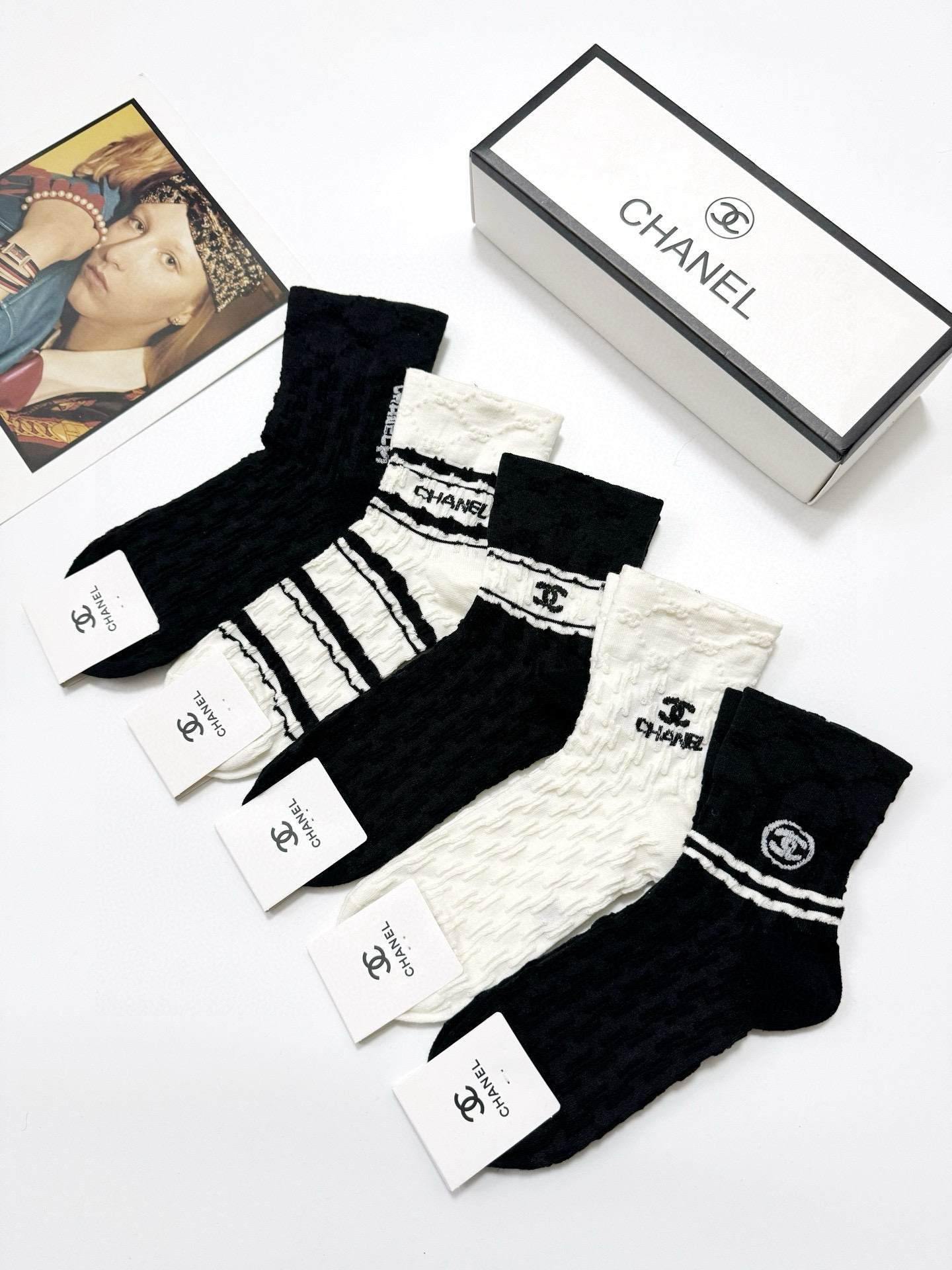  配包装
🌟【一盒5双】
 🌟Chanel 香奈儿 经典浮雕 字母logo 纯棉中筒袜   ，ins超火