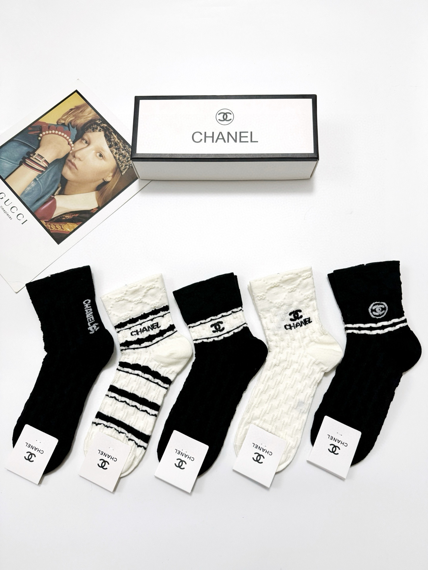  配包装
🌟【一盒5双】
 🌟Chanel 香奈儿 经典浮雕 字母logo 纯棉中筒袜   ，ins超火