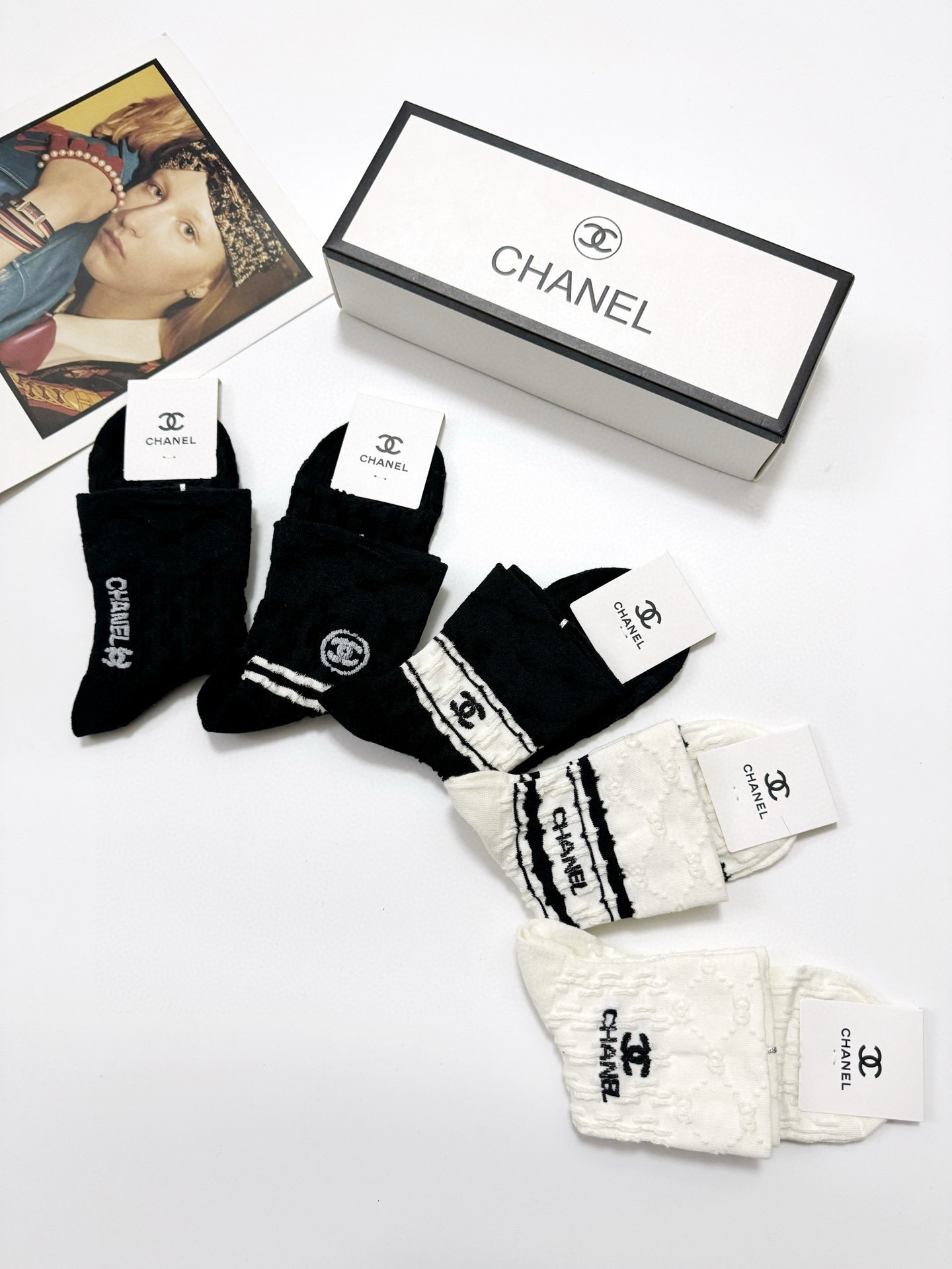  配包装
🌟【一盒5双】
 🌟Chanel 香奈儿 经典浮雕 字母logo 纯棉中筒袜   ，ins超火