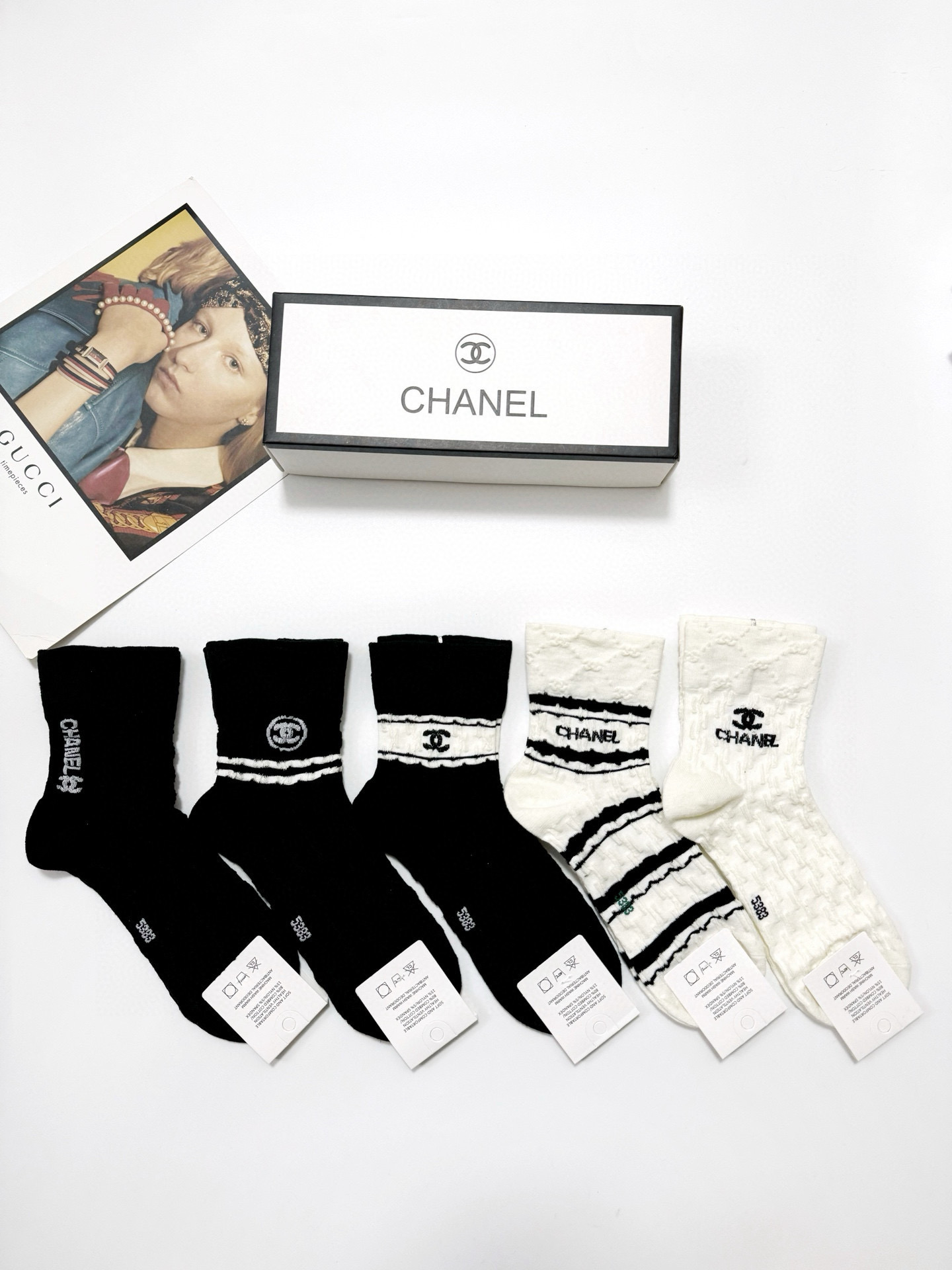  配包装
🌟【一盒5双】
 🌟Chanel 香奈儿 经典浮雕 字母logo 纯棉中筒袜   ，ins超火