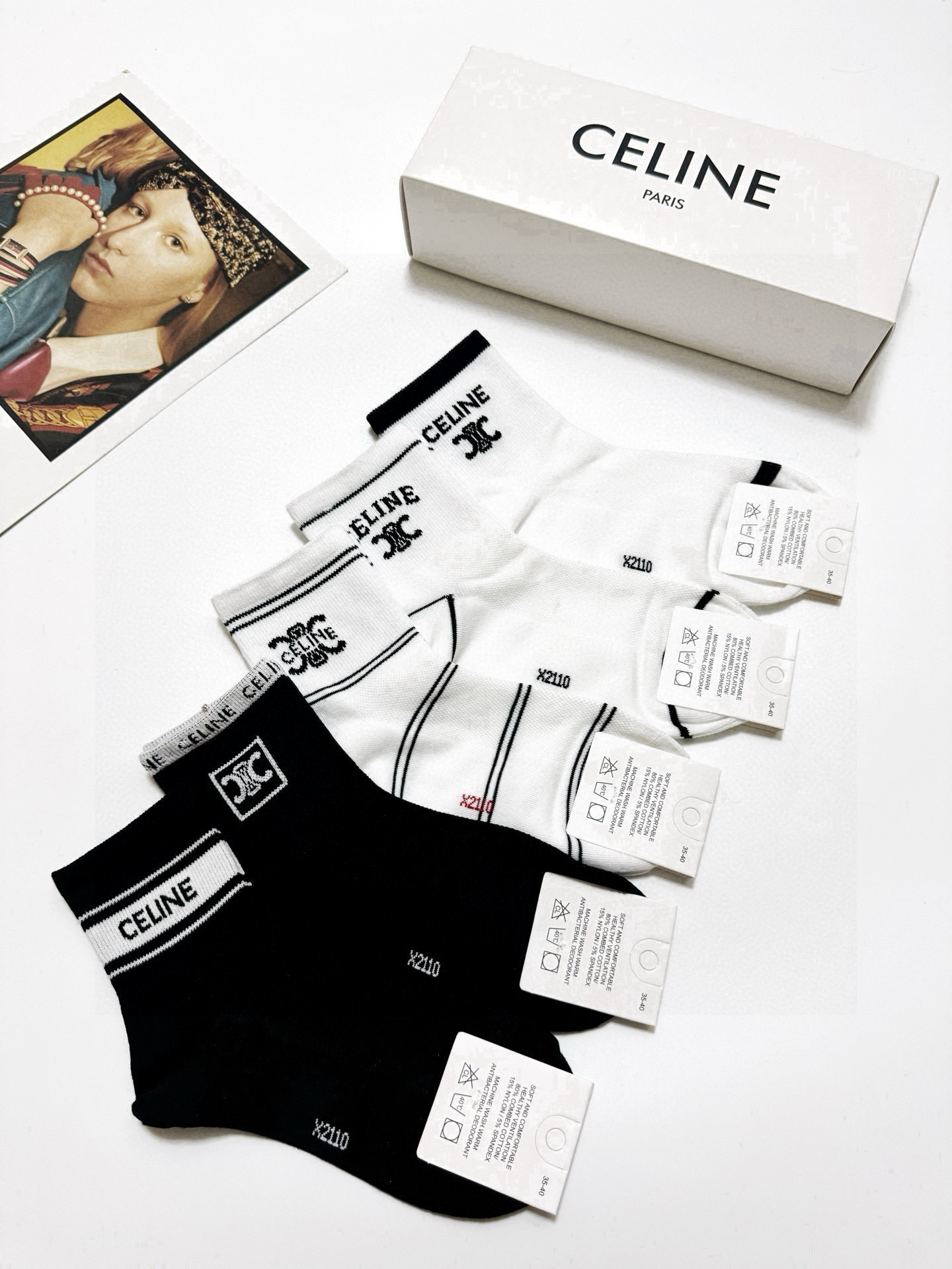  配包装
🌟【一盒5双】
 🌟Celine 赛琳 经典字母logo 纯棉中筒袜   ，ins超火爆短袜，