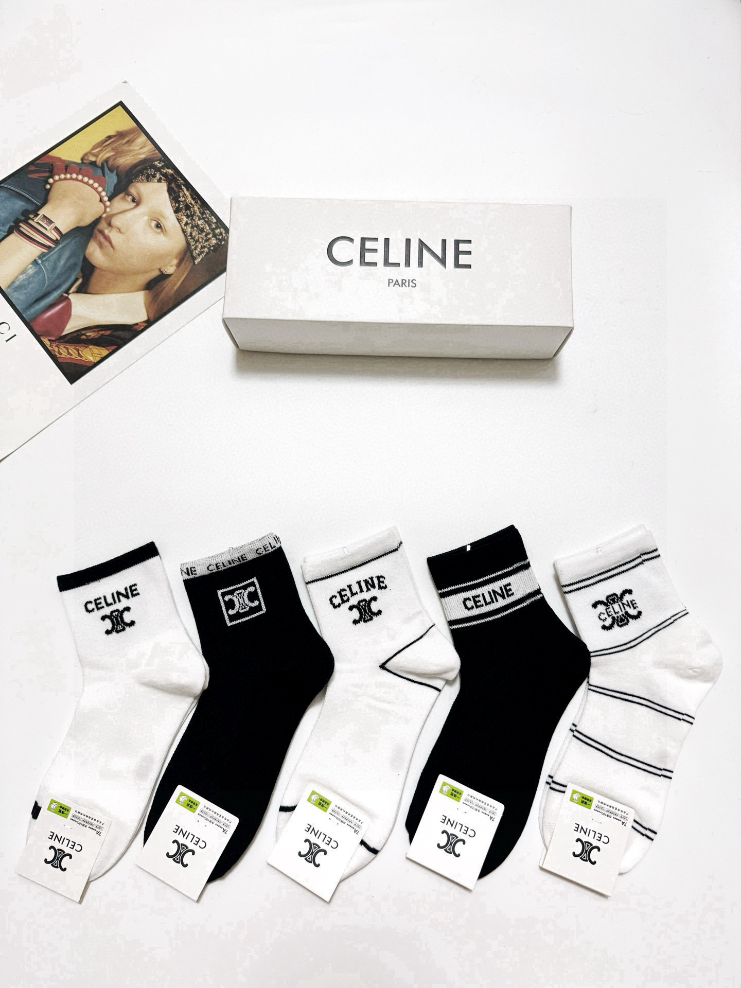  配包装
🌟【一盒5双】
 🌟Celine 赛琳 经典字母logo 纯棉中筒袜   ，ins超火爆短袜，