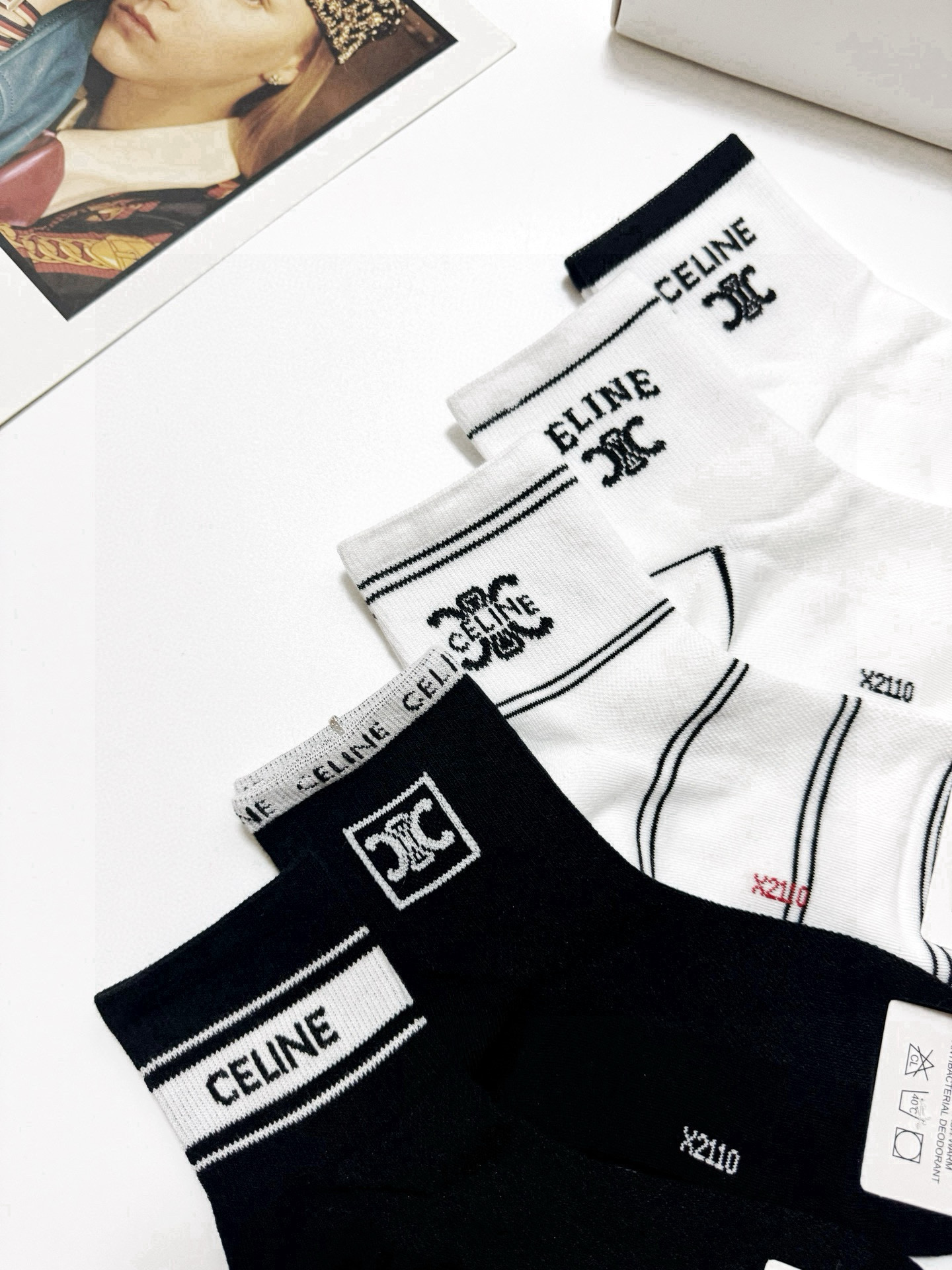 配包装
🌟【一盒5双】
 🌟Celine 赛琳 经典字母logo 纯棉中筒袜   ，ins超火爆短袜，
