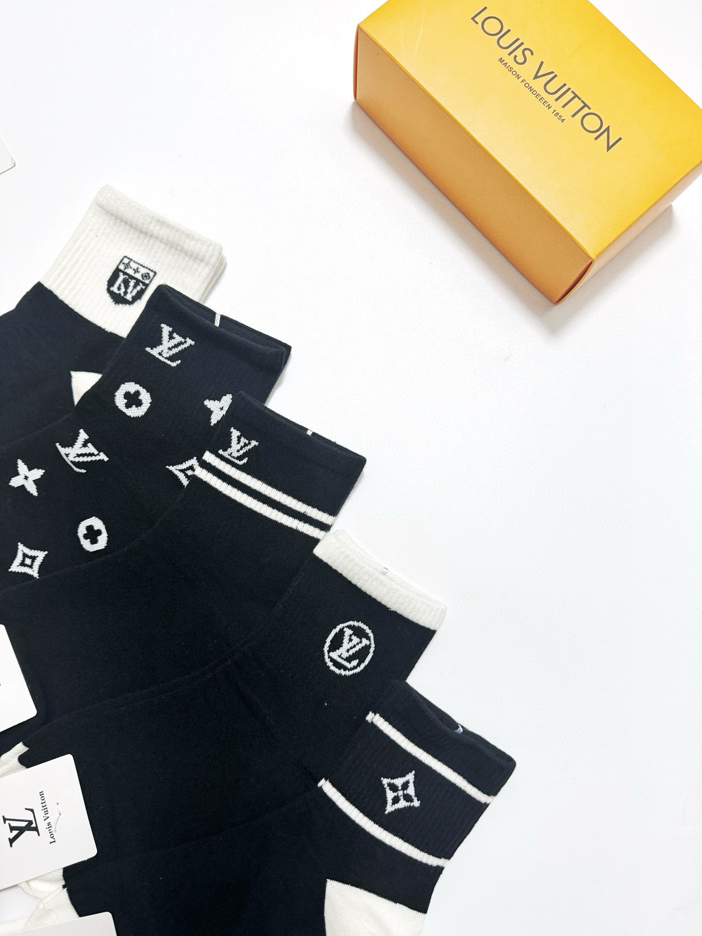  配包装
🌟【一盒5双】
 🌟LV 路易威登 经典字母logo 纯棉中筒袜   ，ins超火爆短袜，纯棉