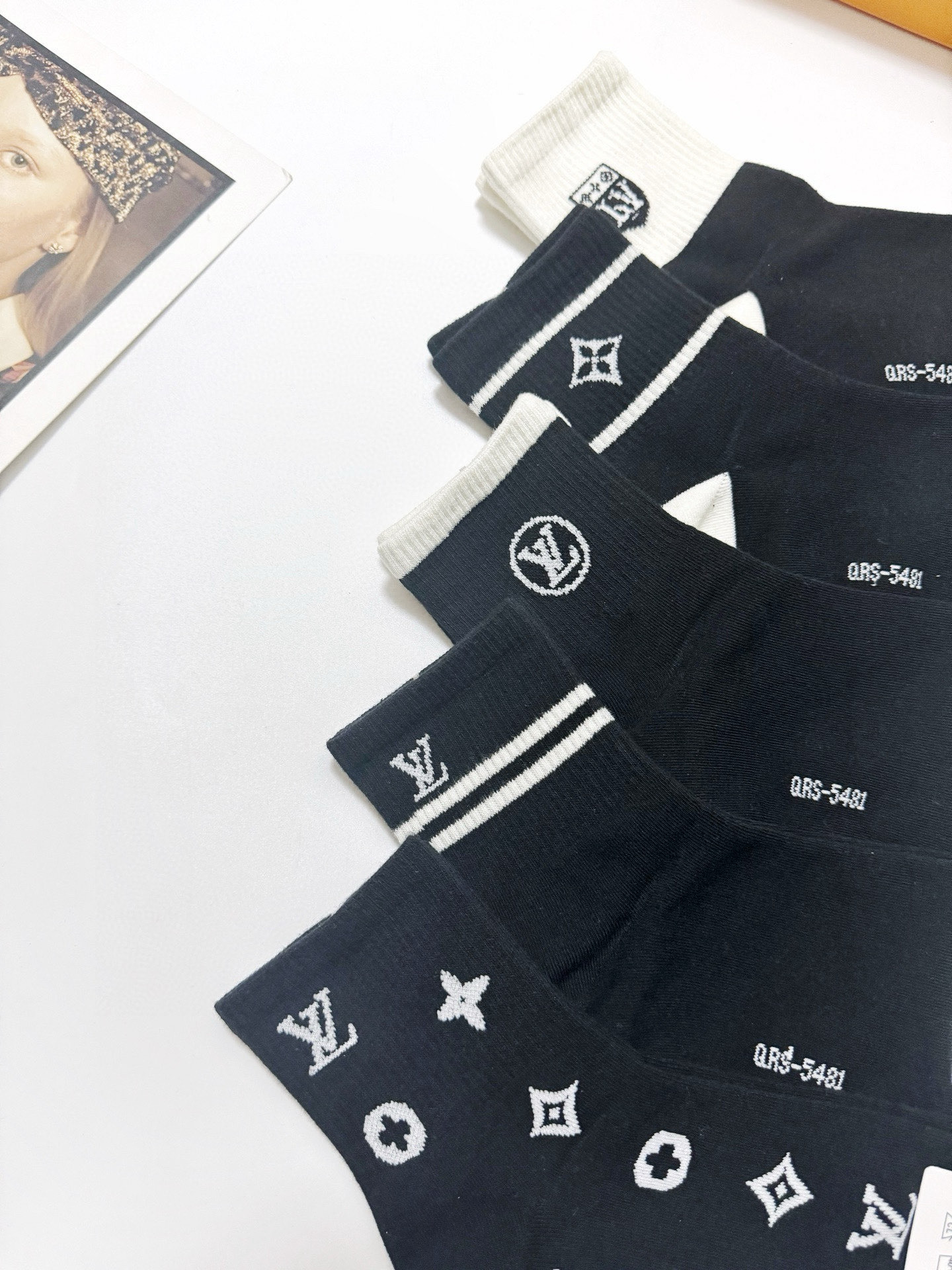  配包装
🌟【一盒5双】
 🌟LV 路易威登 经典字母logo 纯棉中筒袜   ，ins超火爆短袜，纯棉