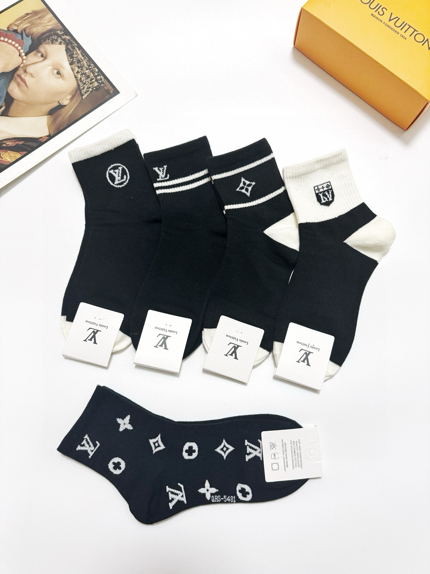  配包装
🌟【一盒5双】
 🌟LV 路易威登 经典字母logo 纯棉中筒袜   ，ins超火爆短袜，纯棉