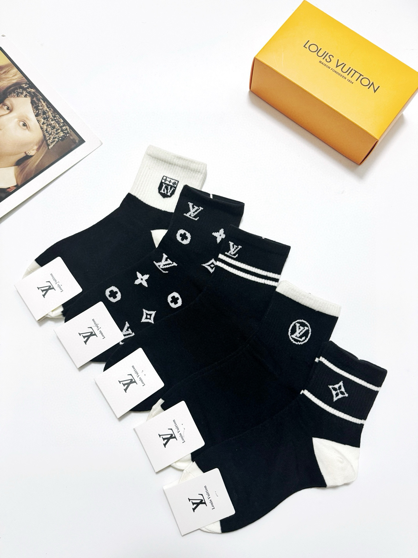  配包装
🌟【一盒5双】
 🌟LV 路易威登 经典字母logo 纯棉中筒袜   ，ins超火爆短袜，纯棉