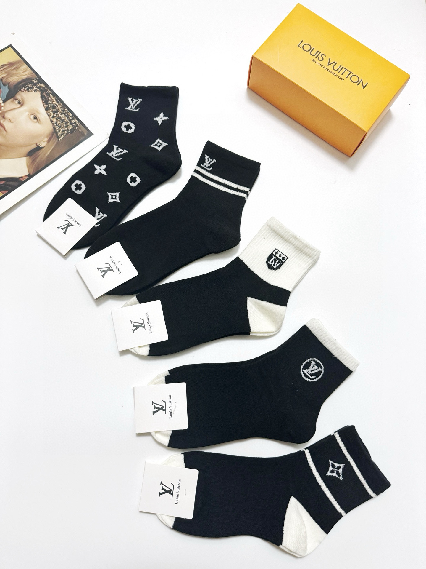 配包装
🌟【一盒5双】
 🌟LV 路易威登 经典字母logo 纯棉中筒袜   ，ins超火爆短袜，纯棉
