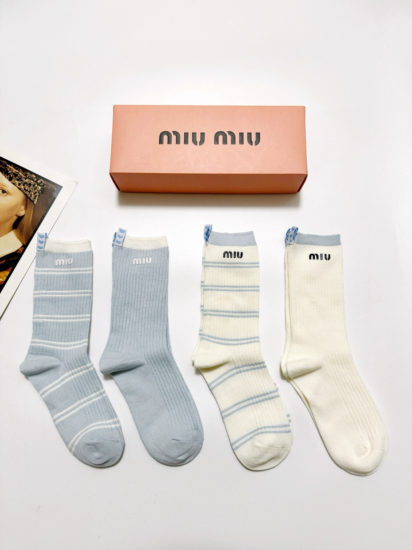  配包装
🌟【一盒4 双】
 🌟缪缪 miumiu 经典字母logo 纯棉中筒袜   ，ins超火爆短袜
