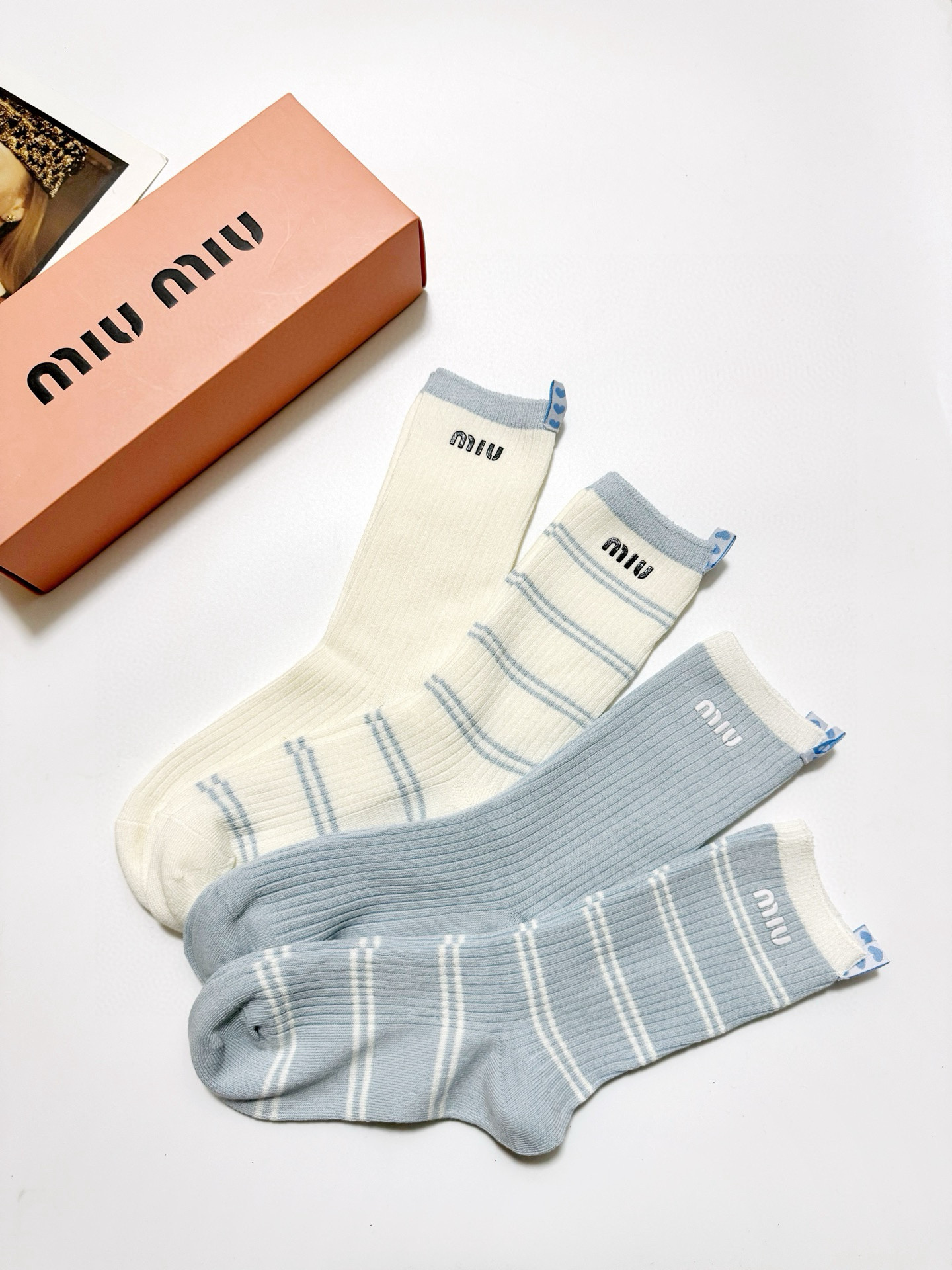  配包装
🌟【一盒4 双】
 🌟缪缪 miumiu 经典字母logo 纯棉中筒袜   ，ins超火爆短袜