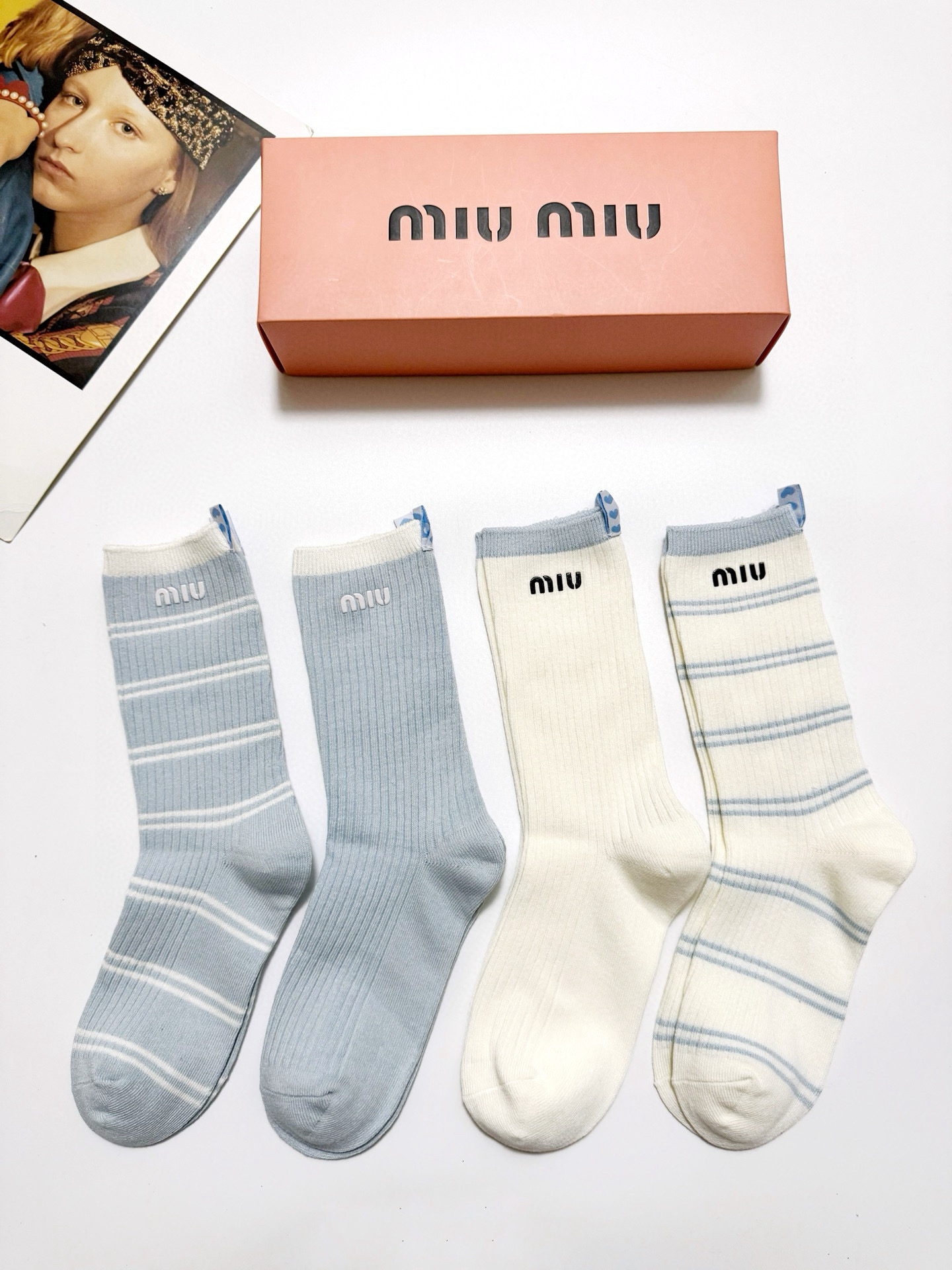 配包装
🌟【一盒4 双】
 🌟缪缪 miumiu 经典字母logo 纯棉中筒袜   ，ins超火爆短袜