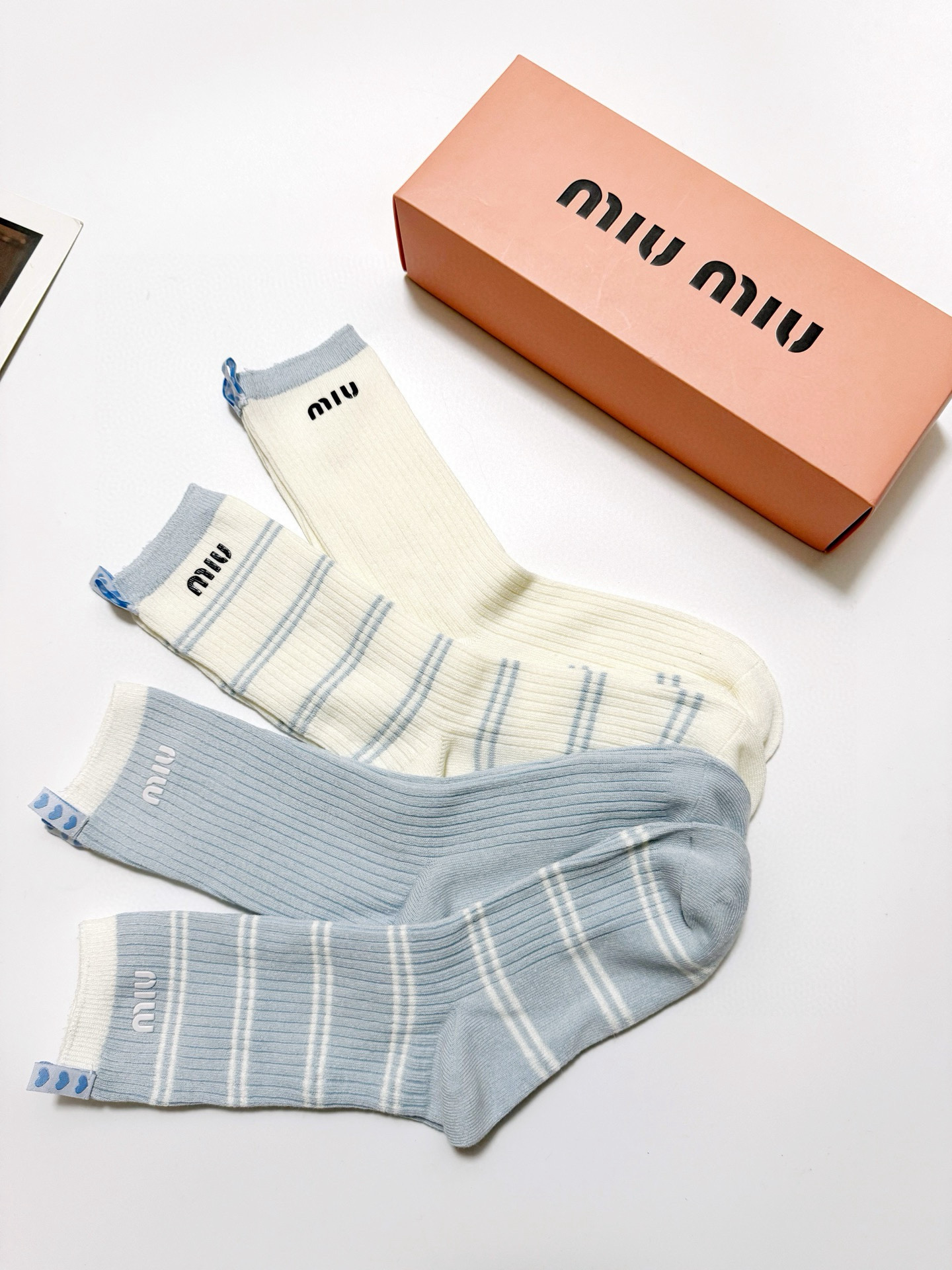  配包装
🌟【一盒4 双】
 🌟缪缪 miumiu 经典字母logo 纯棉中筒袜   ，ins超火爆短袜