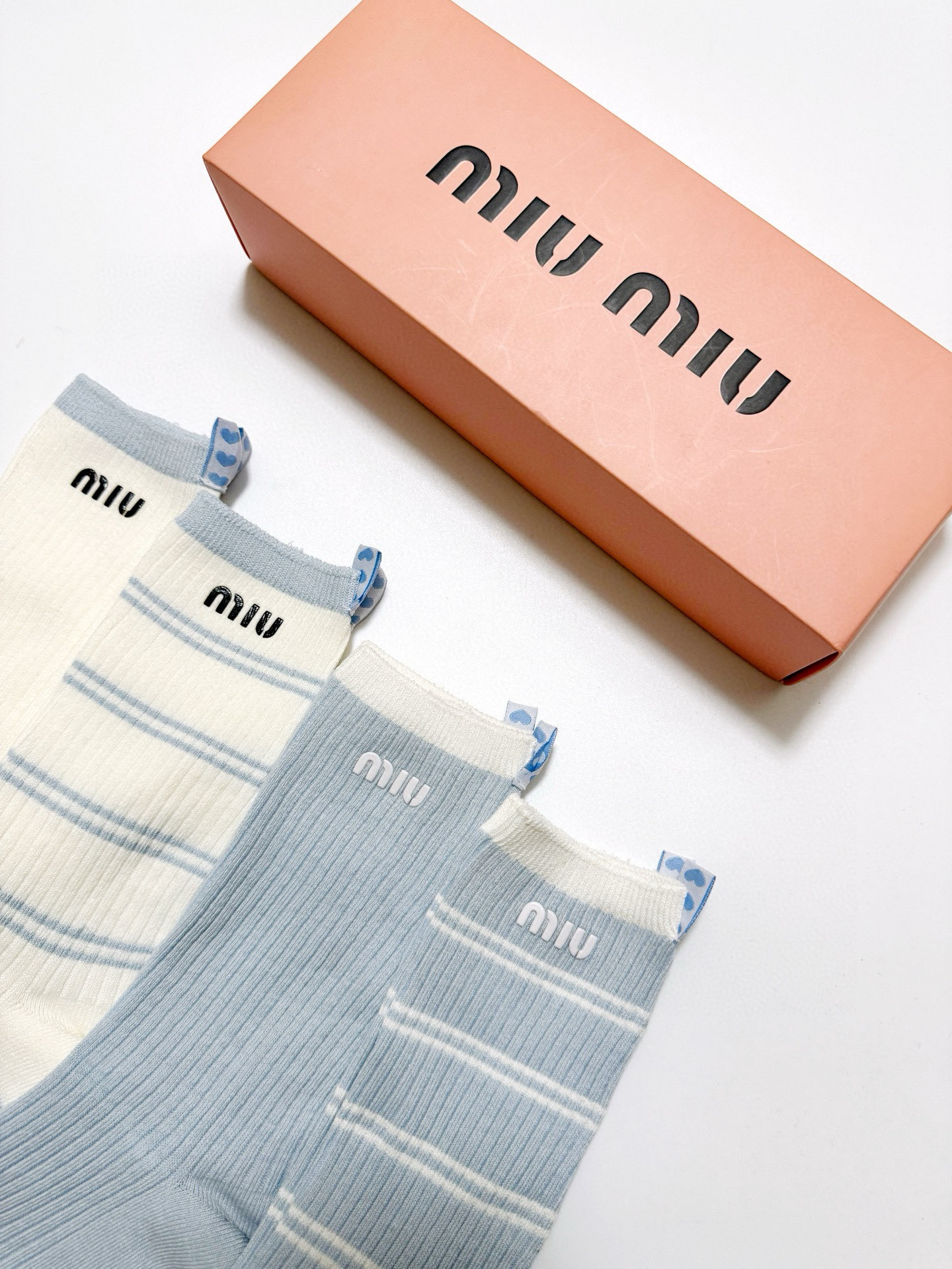  配包装
🌟【一盒4 双】
 🌟缪缪 miumiu 经典字母logo 纯棉中筒袜   ，ins超火爆短袜