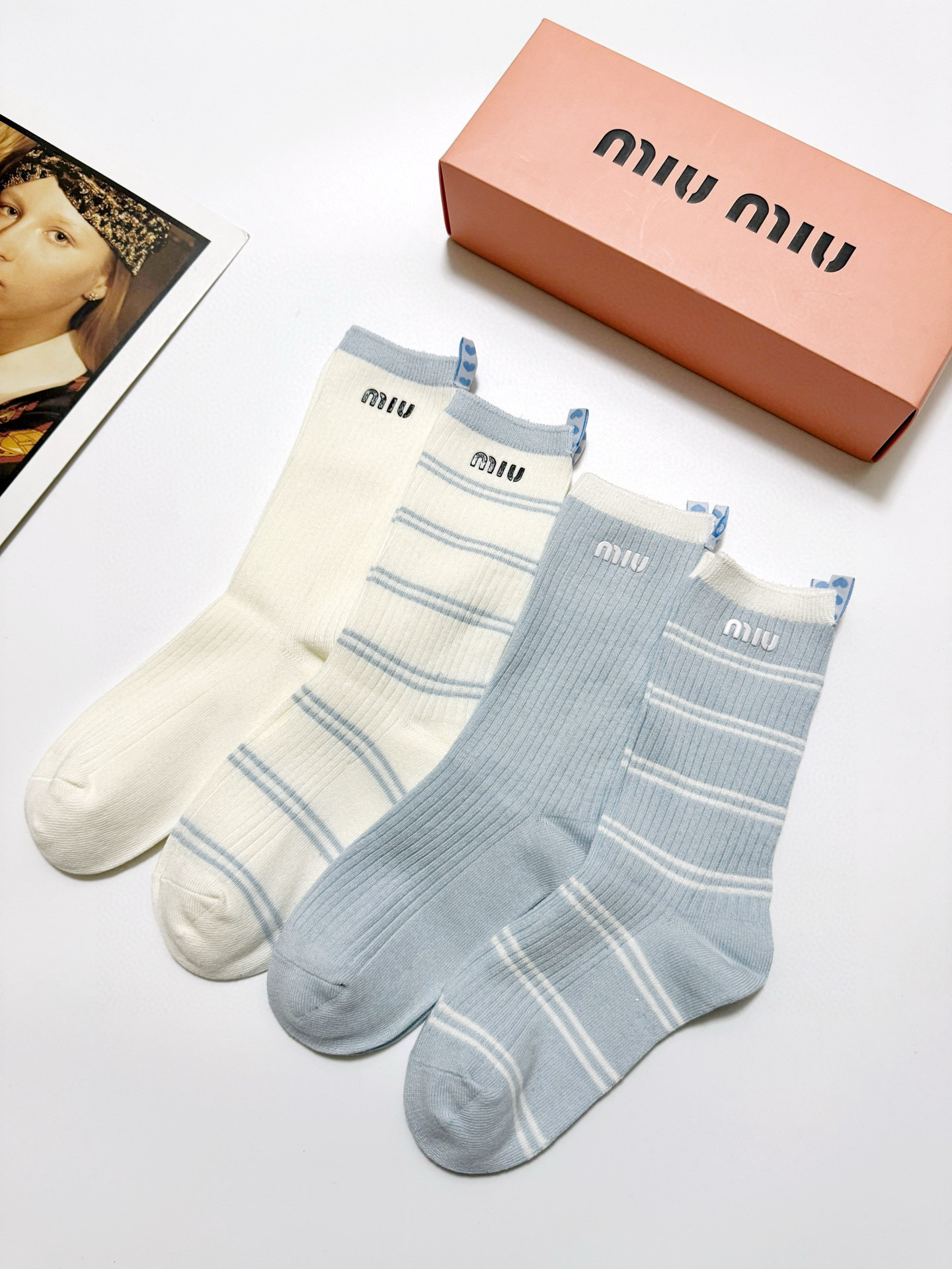  配包装
🌟【一盒4 双】
 🌟缪缪 miumiu 经典字母logo 纯棉中筒袜   ，ins超火爆短袜