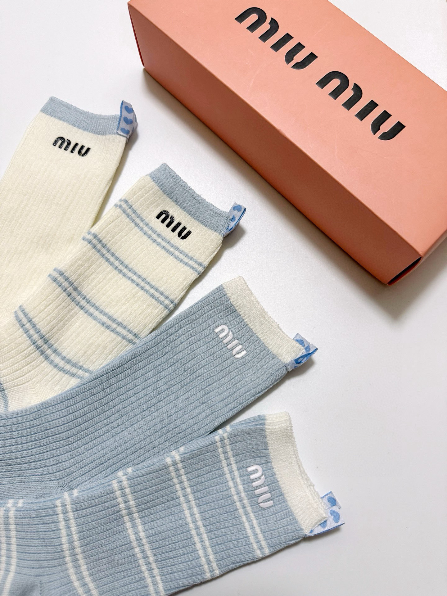  配包装
🌟【一盒4 双】
 🌟缪缪 miumiu 经典字母logo 纯棉中筒袜   ，ins超火爆短袜