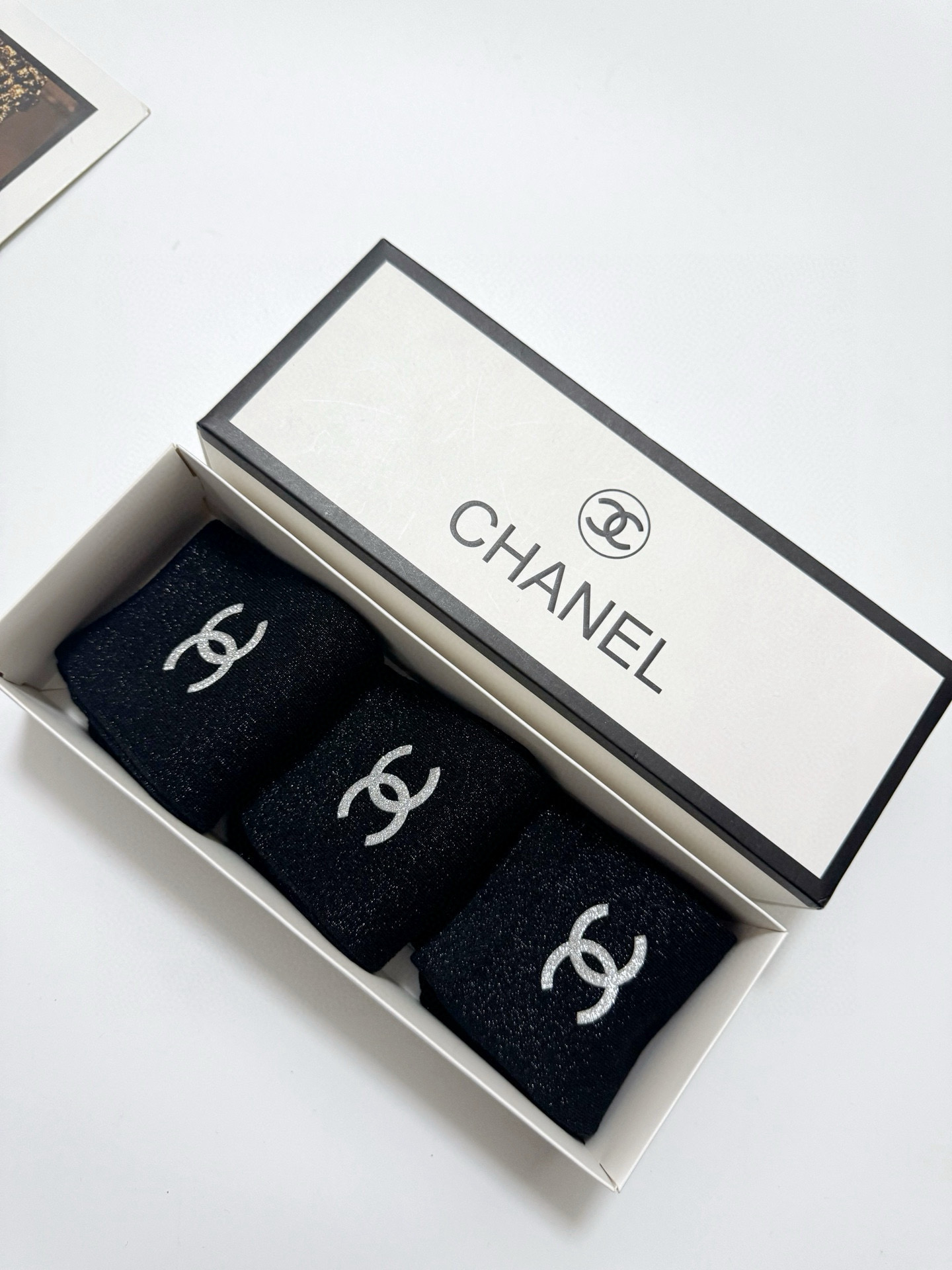  配包装
🌟【一盒3 双】
🌟Chanel 香奈儿 经典字母logo 金银丝混纺纯棉中筒袜  ，重工配饰