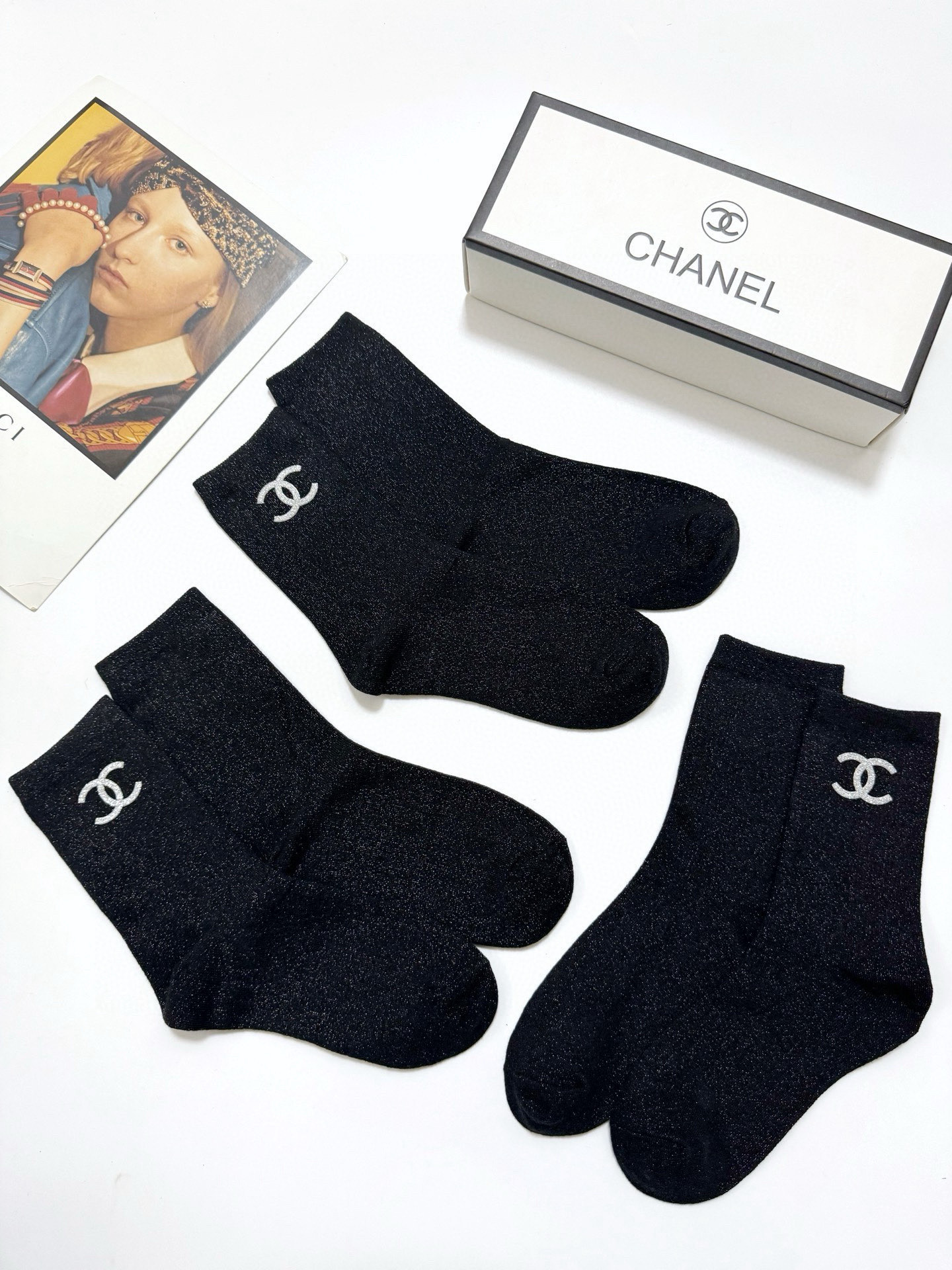  配包装
🌟【一盒3 双】
🌟Chanel 香奈儿 经典字母logo 金银丝混纺纯棉中筒袜  ，重工配饰