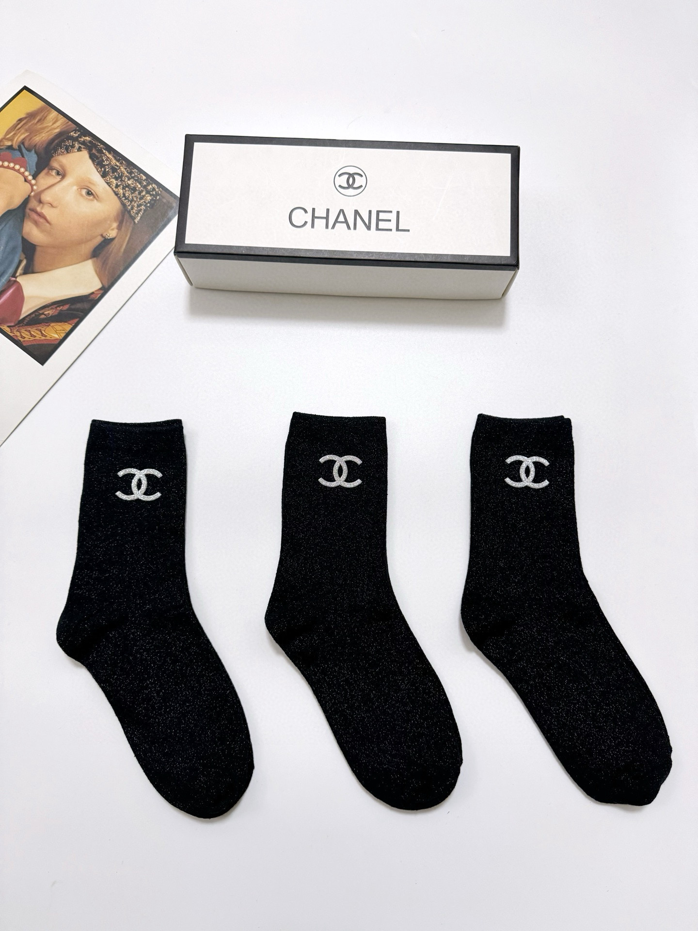  配包装
🌟【一盒3 双】
🌟Chanel 香奈儿 经典字母logo 金银丝混纺纯棉中筒袜  ，重工配饰