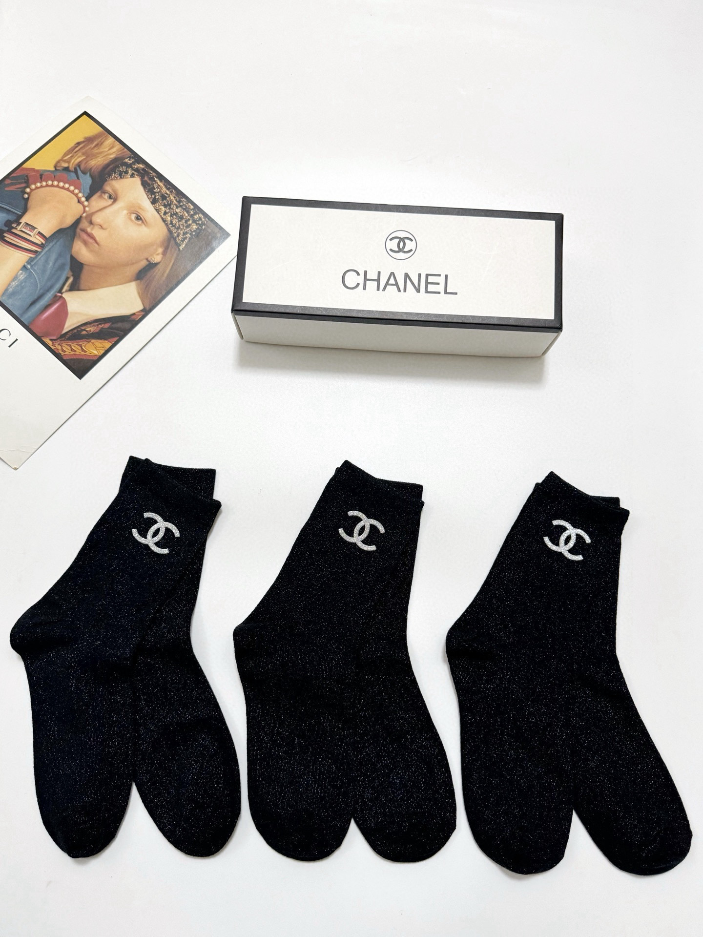  配包装
🌟【一盒3 双】
🌟Chanel 香奈儿 经典字母logo 金银丝混纺纯棉中筒袜  ，重工配饰