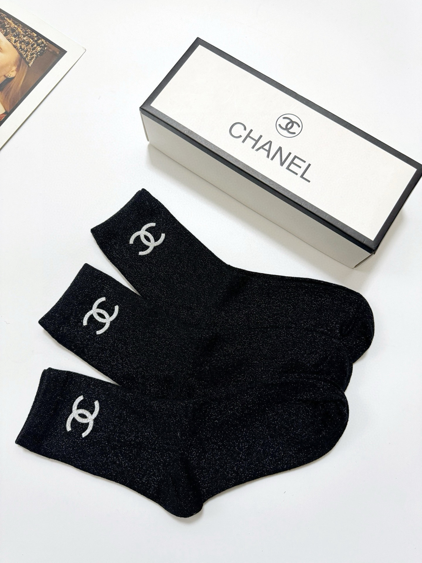  配包装
🌟【一盒3 双】
🌟Chanel 香奈儿 经典字母logo 金银丝混纺纯棉中筒袜  ，重工配饰