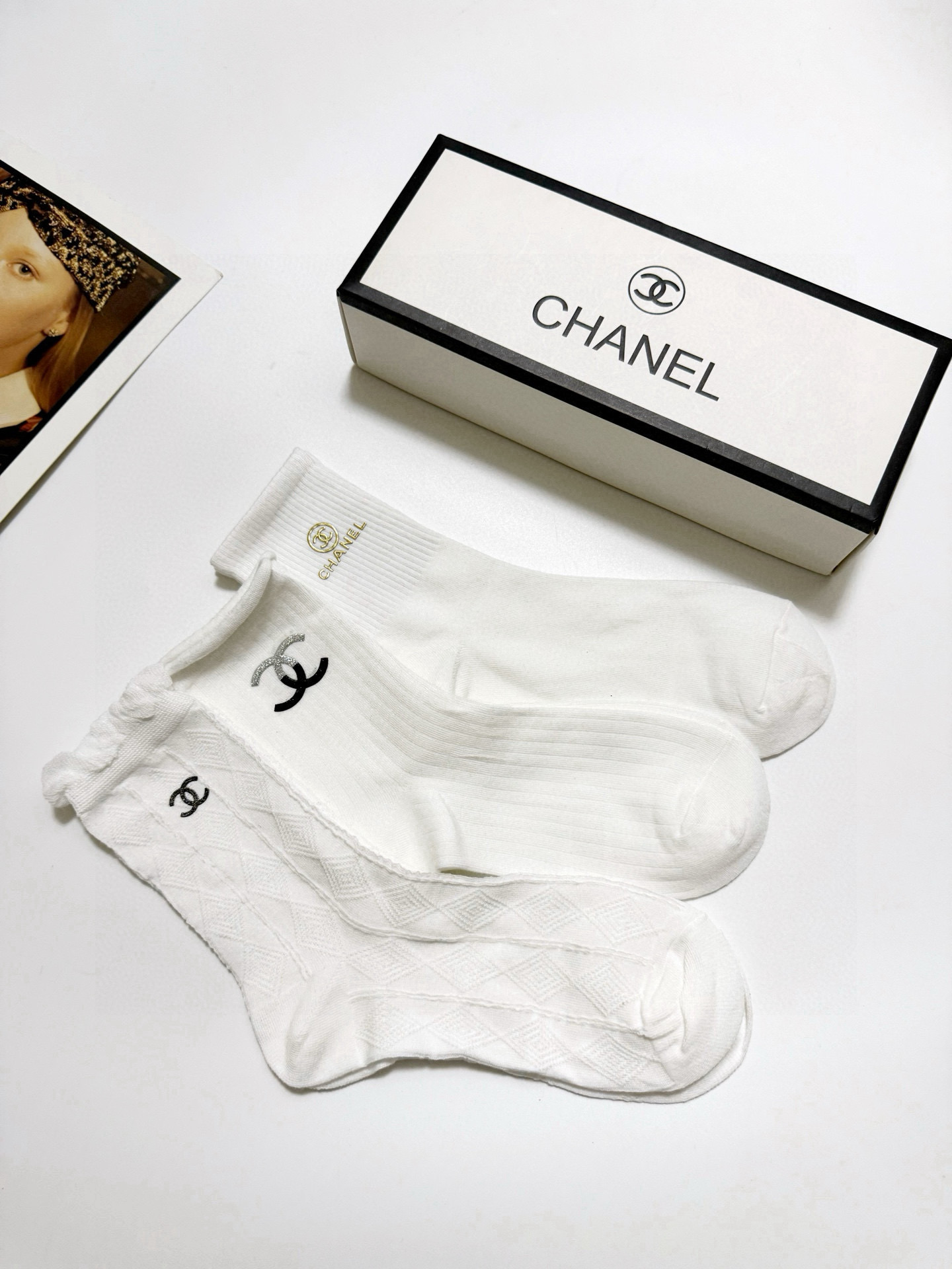  配包装
🌟【一盒3 双】
🌟Chanel 香奈儿 经典字母logo 纯棉中筒袜  ，ins超火爆红人同