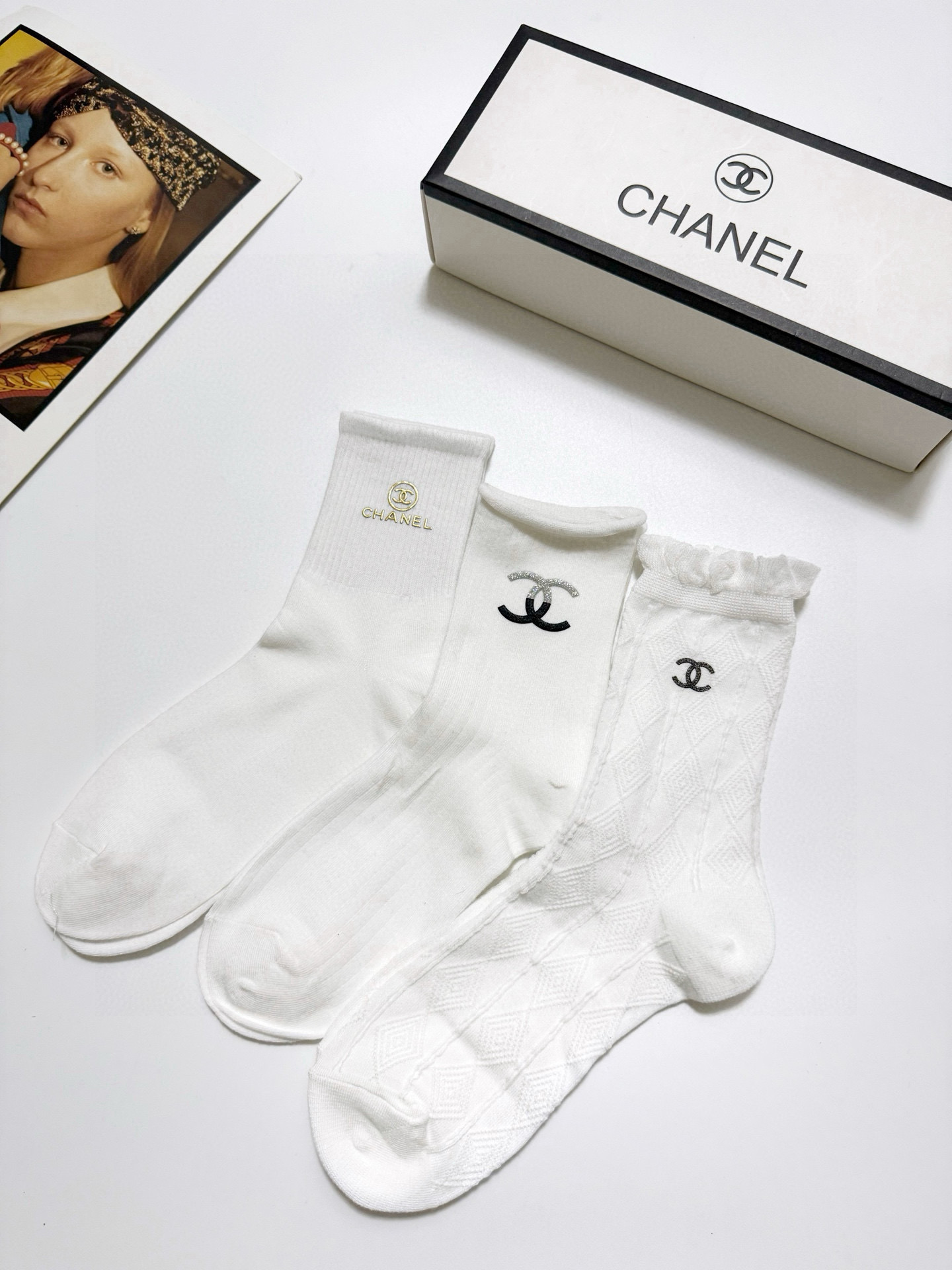  配包装
🌟【一盒3 双】
🌟Chanel 香奈儿 经典字母logo 纯棉中筒袜  ，ins超火爆红人同
