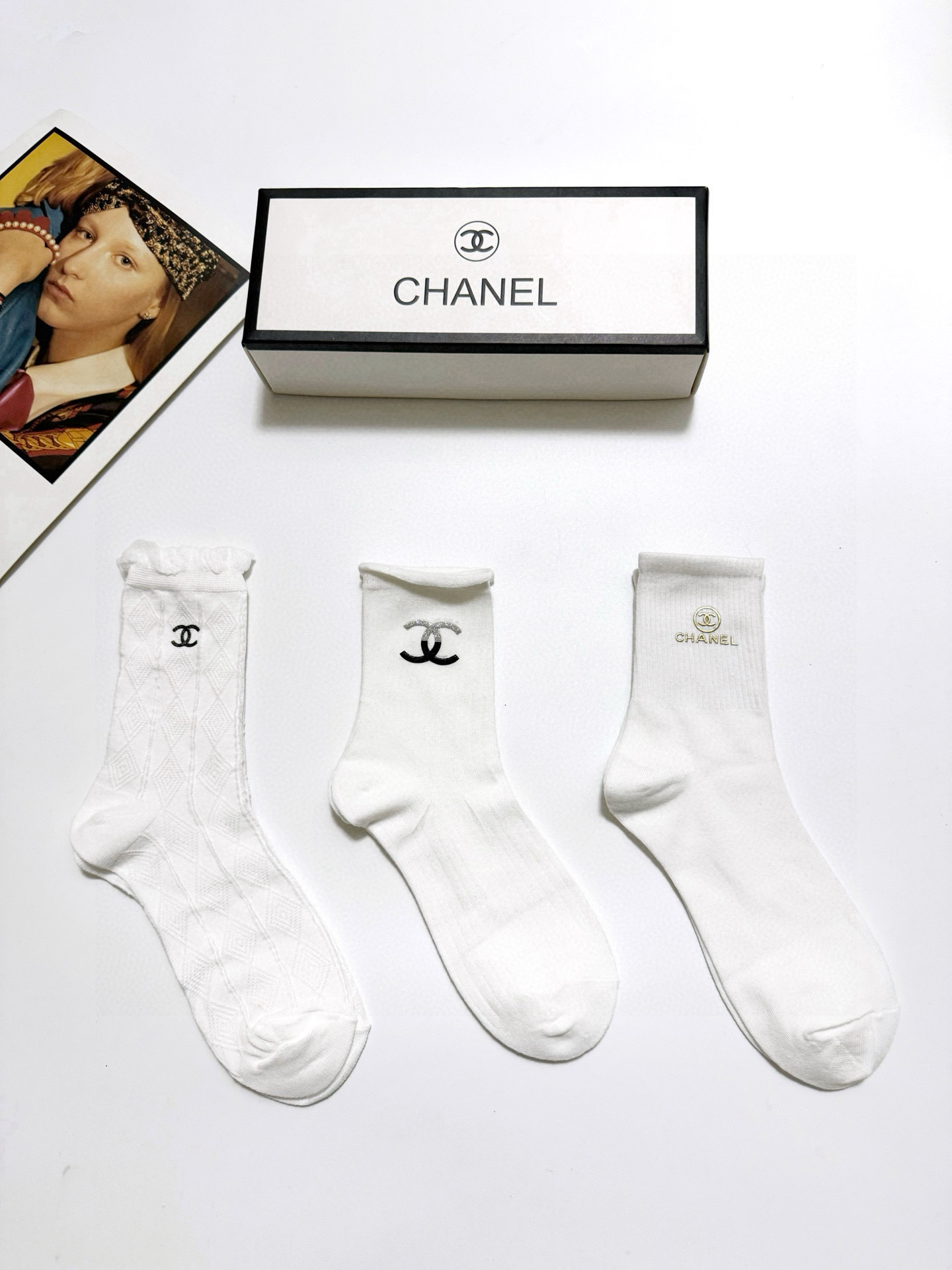  配包装
🌟【一盒3 双】
🌟Chanel 香奈儿 经典字母logo 纯棉中筒袜  ，ins超火爆红人同