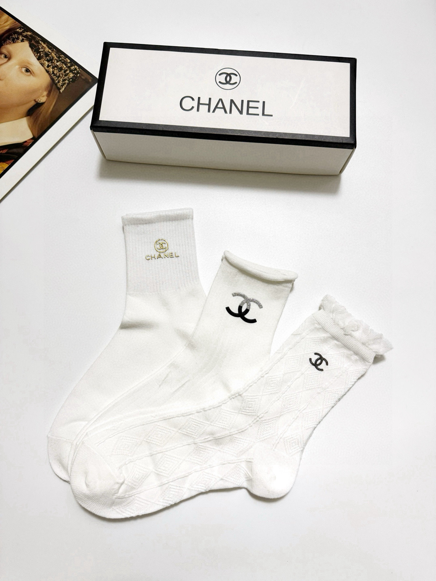  配包装
🌟【一盒3 双】
🌟Chanel 香奈儿 经典字母logo 纯棉中筒袜  ，ins超火爆红人同