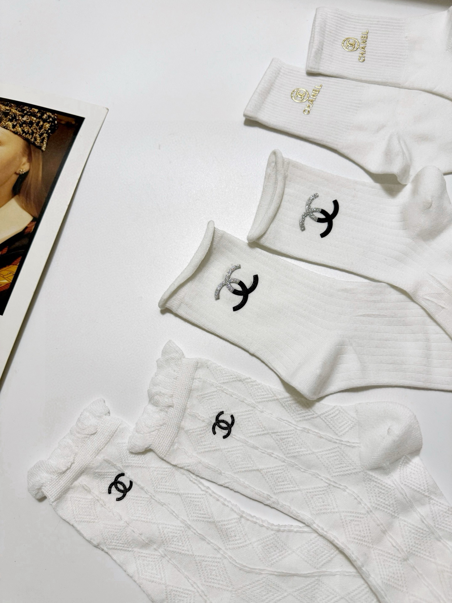  配包装
🌟【一盒3 双】
🌟Chanel 香奈儿 经典字母logo 纯棉中筒袜  ，ins超火爆红人同