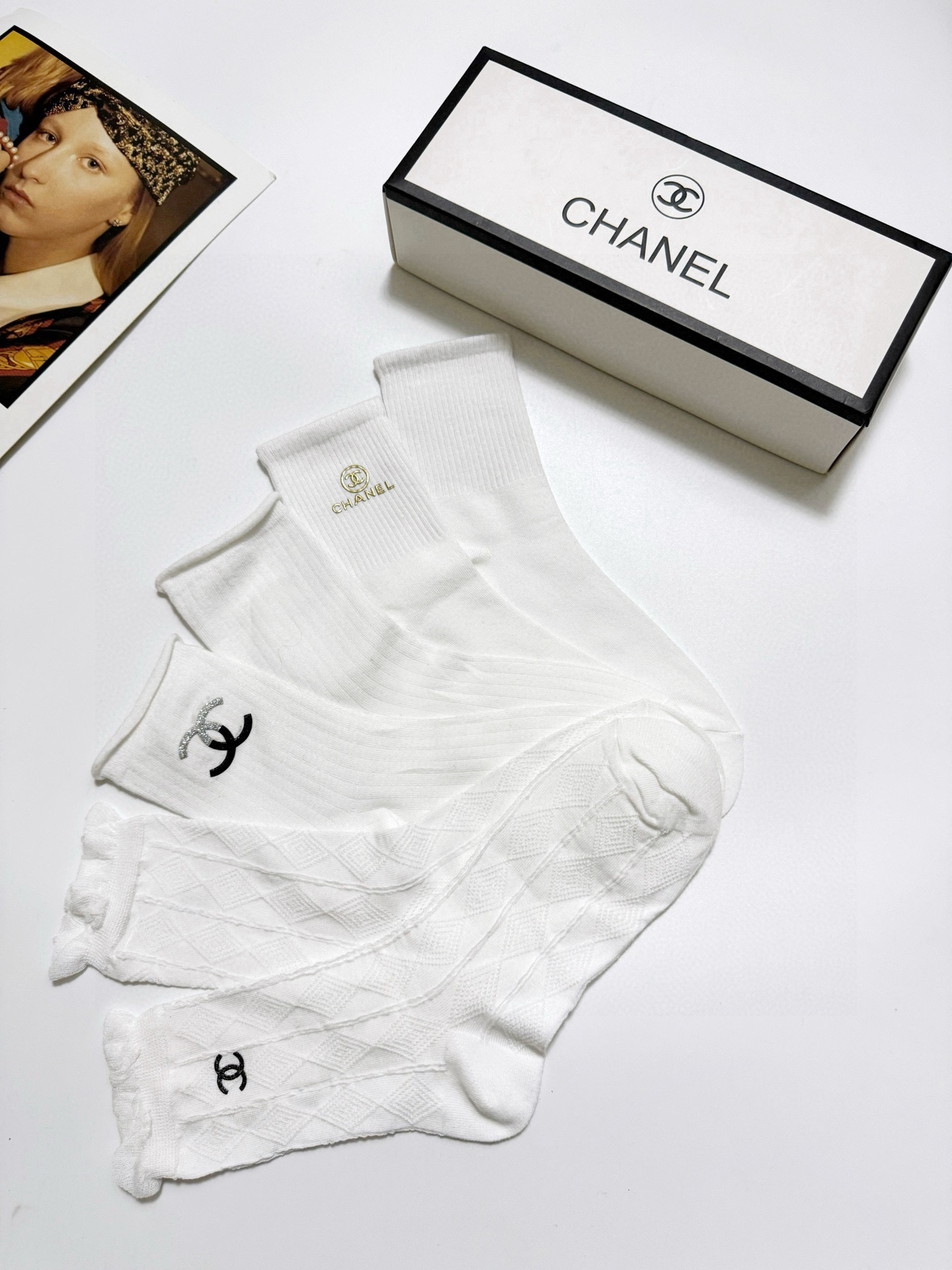  配包装
🌟【一盒3 双】
🌟Chanel 香奈儿 经典字母logo 纯棉中筒袜  ，ins超火爆红人同