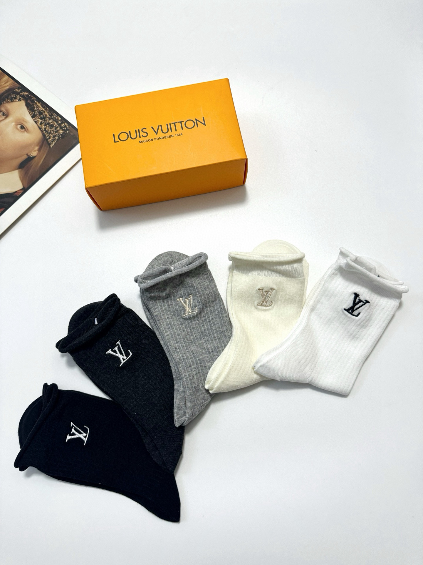  配包装
🌟【一盒5 双】
 🌟LV 路易威登。经典字母logo 纯棉中筒袜 ，ins超火爆空调袜，纯棉