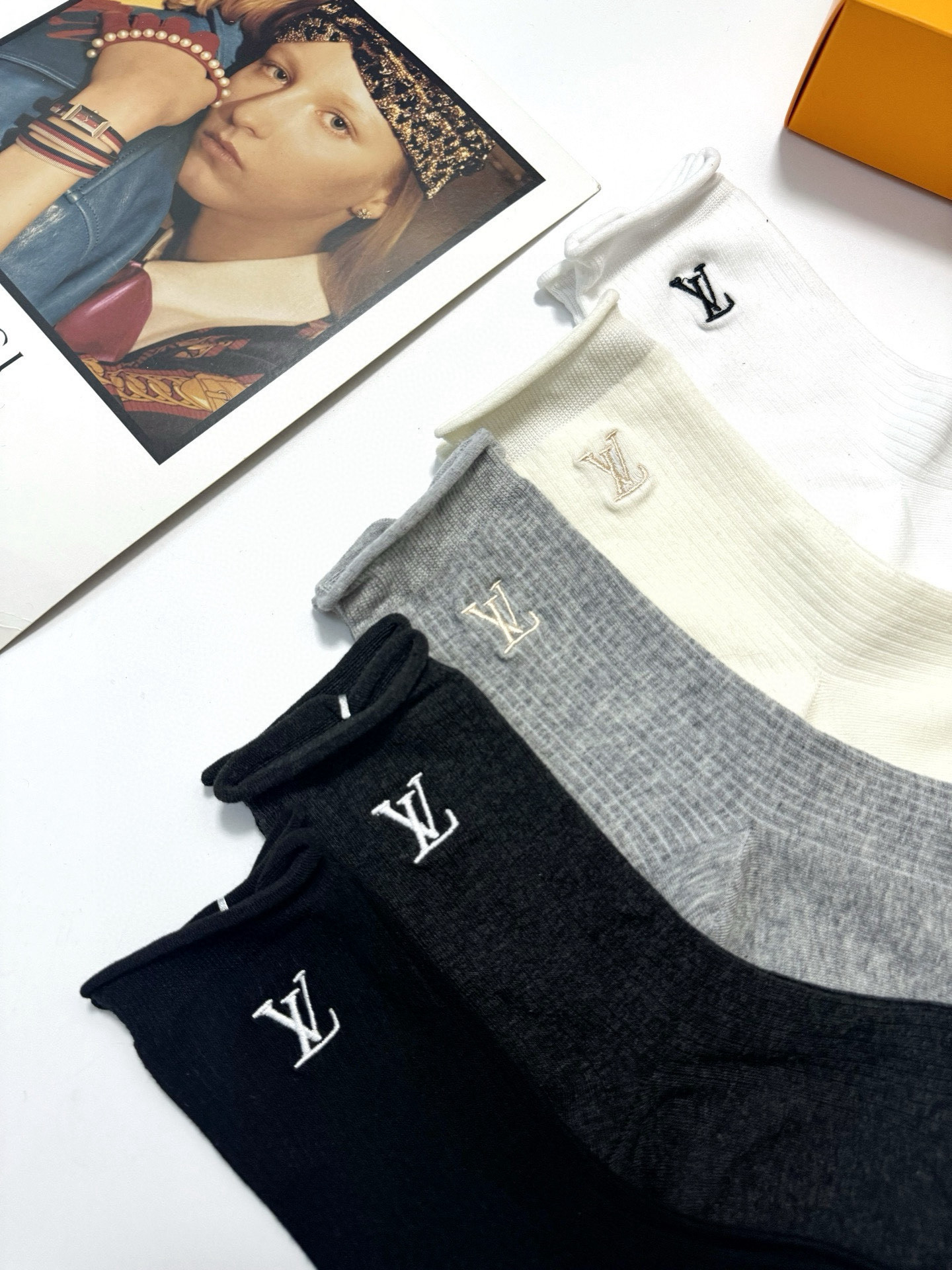  配包装
🌟【一盒5 双】
 🌟LV 路易威登。经典字母logo 纯棉中筒袜 ，ins超火爆空调袜，纯棉