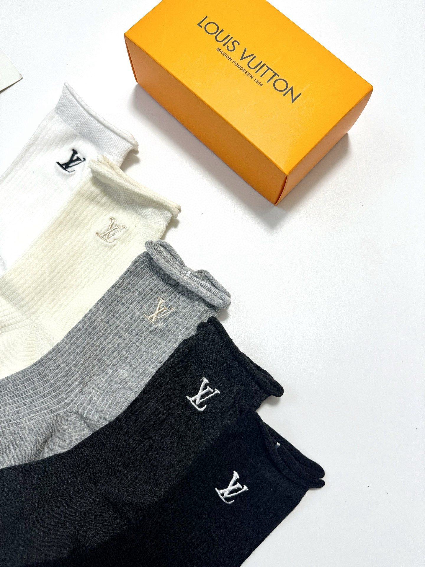  配包装
🌟【一盒5 双】
 🌟LV 路易威登。经典字母logo 纯棉中筒袜 ，ins超火爆空调袜，纯棉