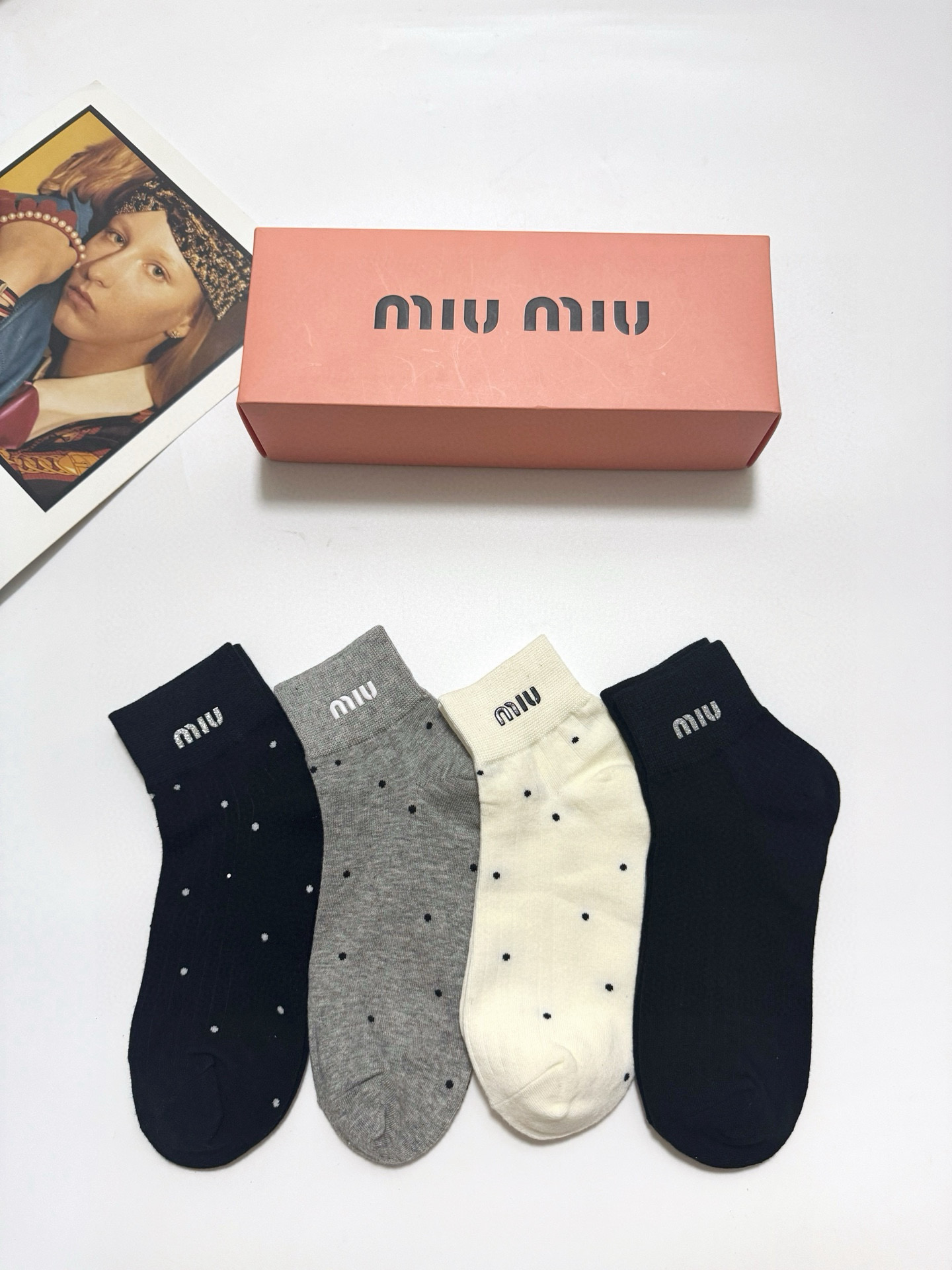 配包装
🌟【一盒4双】
🌟缪缪 miumiu 经典字母logo 纯棉中筒袜 经典纯色短袜
🌟ins爆款