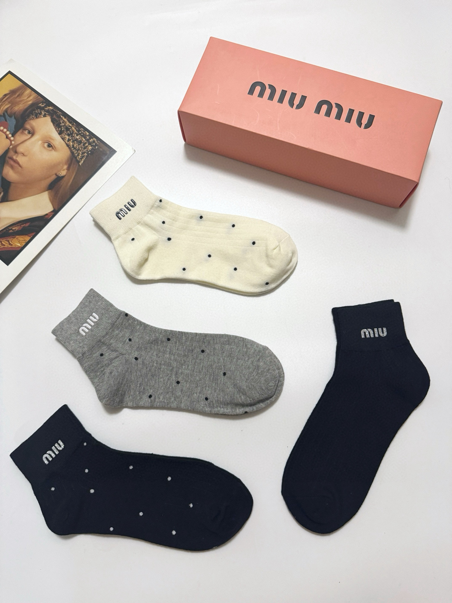  配包装
🌟【一盒4双】
🌟缪缪 miumiu 经典字母logo 纯棉中筒袜 经典纯色短袜
🌟ins爆款