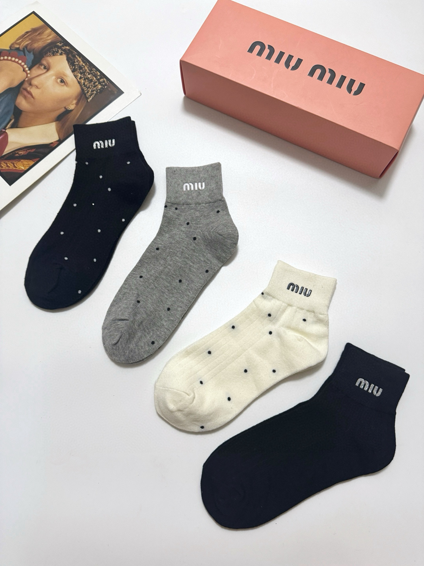  配包装
🌟【一盒4双】
🌟缪缪 miumiu 经典字母logo 纯棉中筒袜 经典纯色短袜
🌟ins爆款