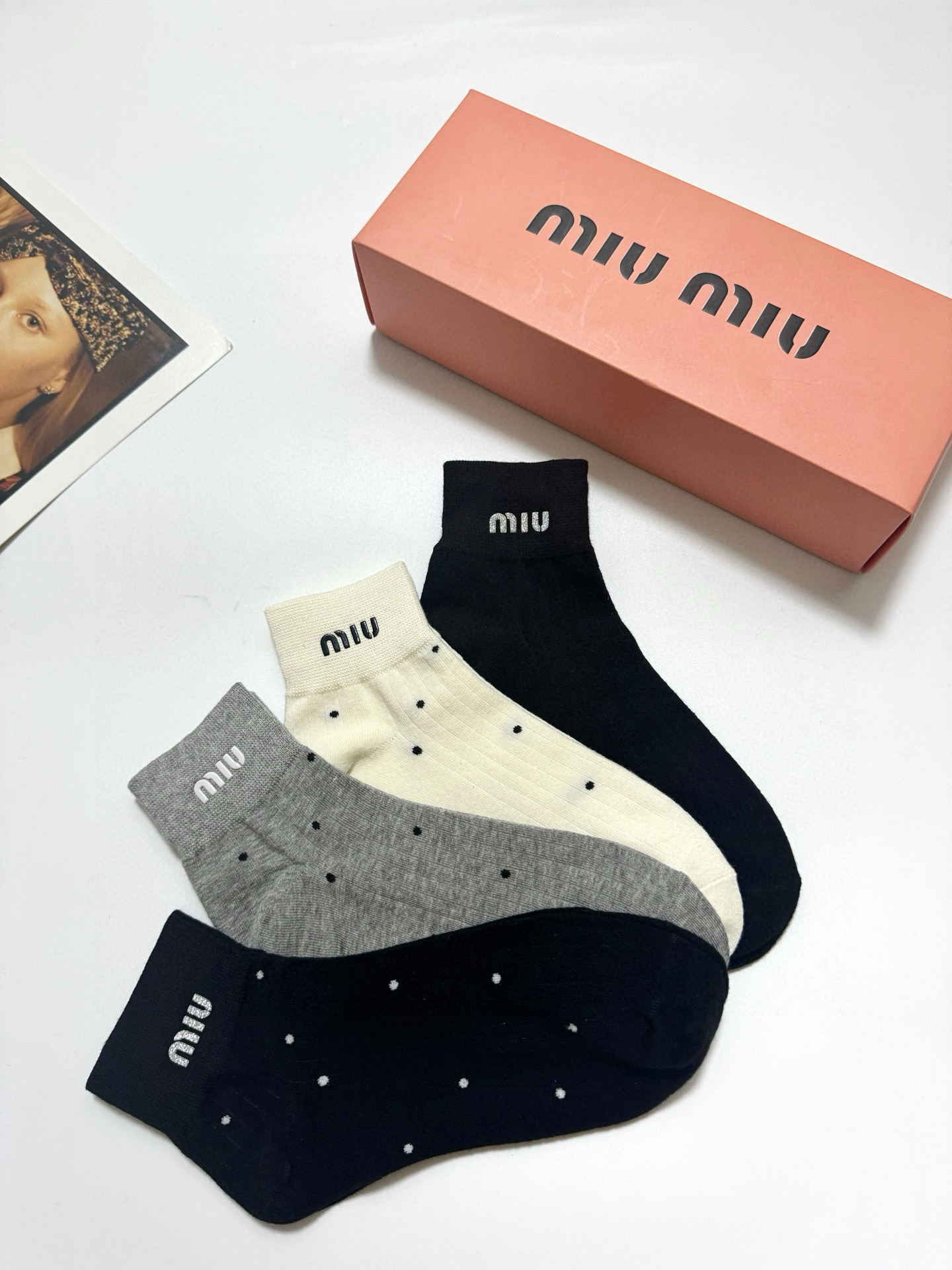  配包装
🌟【一盒4双】
🌟缪缪 miumiu 经典字母logo 纯棉中筒袜 经典纯色短袜
🌟ins爆款