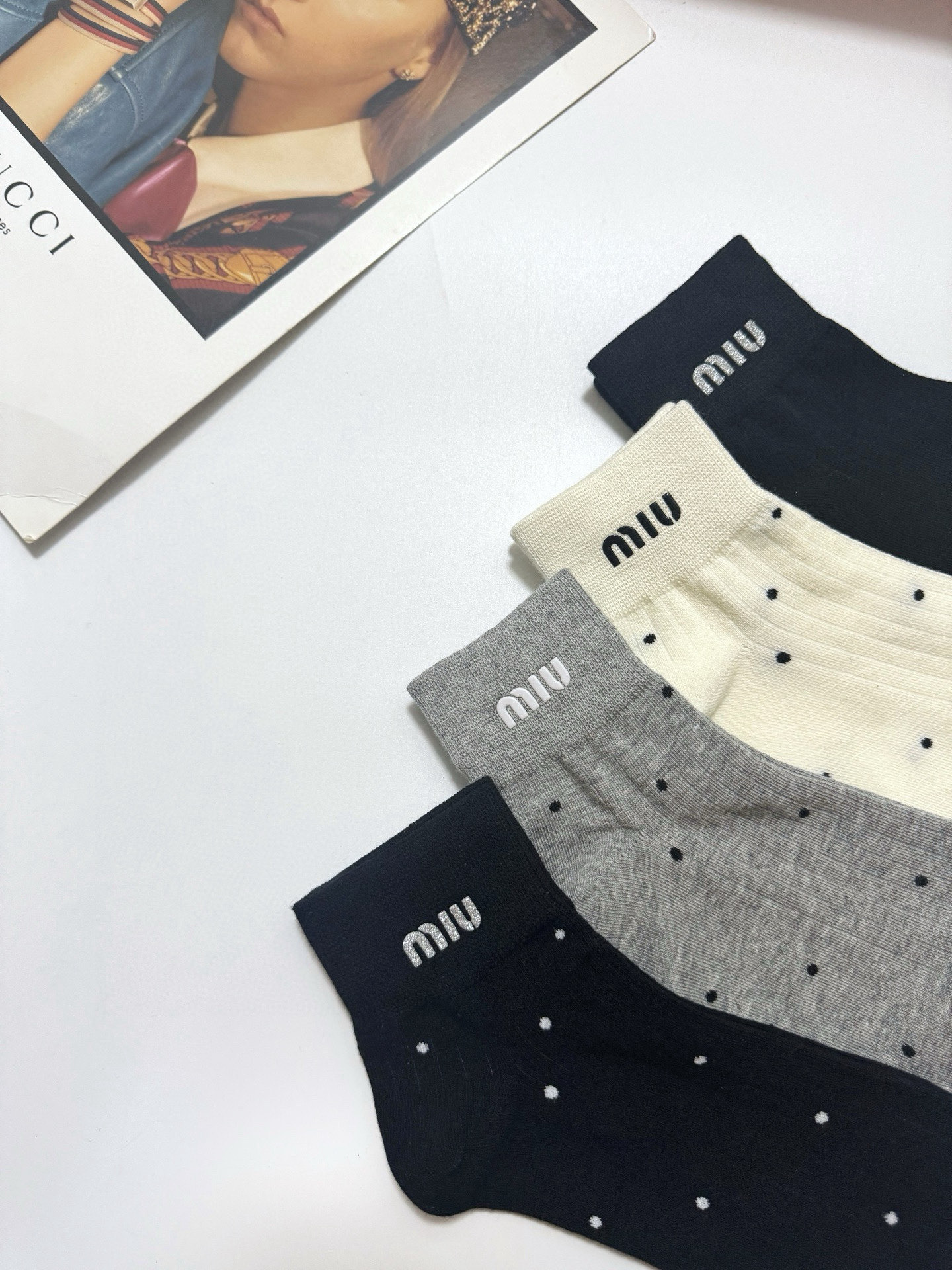  配包装
🌟【一盒4双】
🌟缪缪 miumiu 经典字母logo 纯棉中筒袜 经典纯色短袜
🌟ins爆款