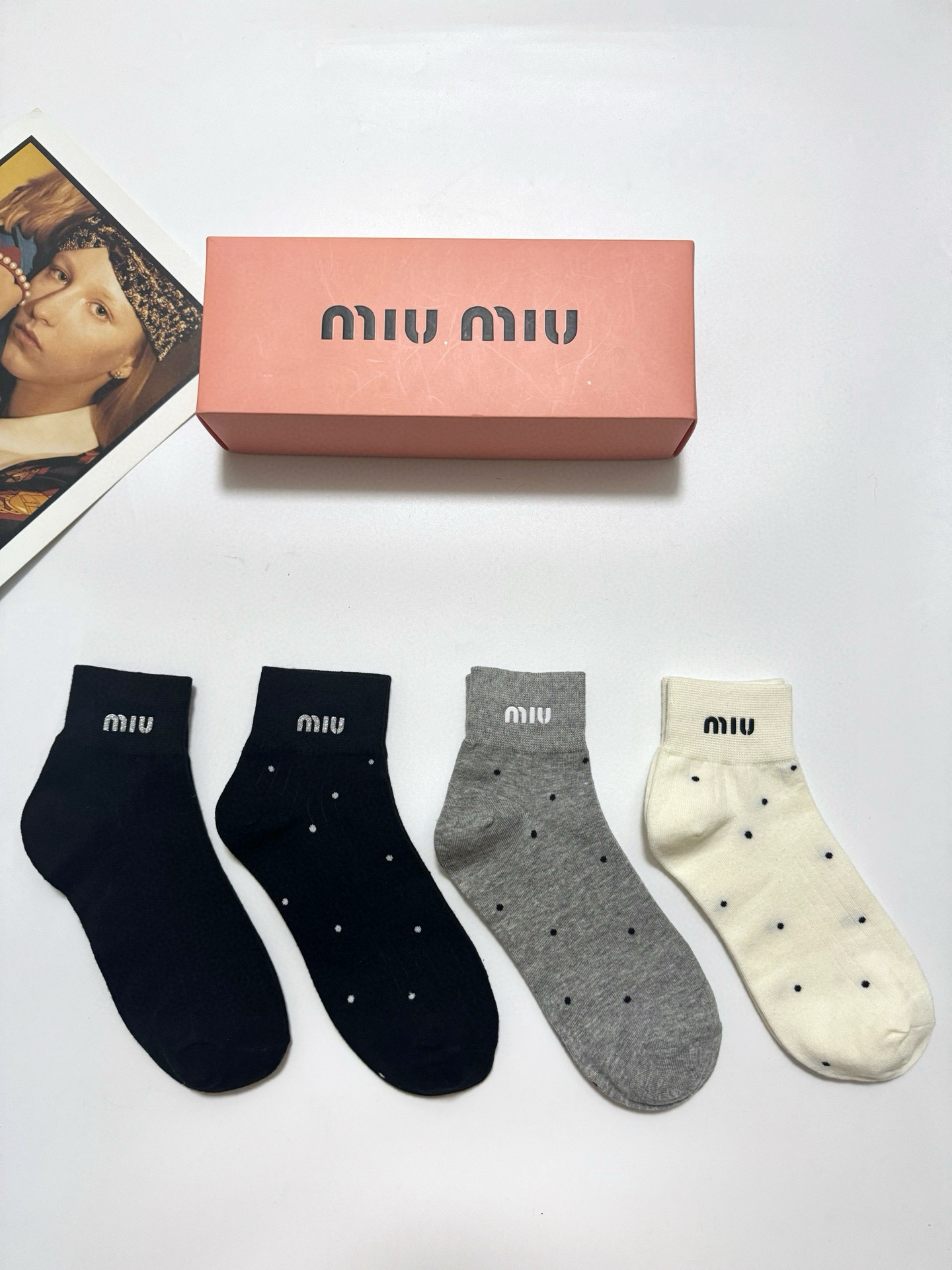  配包装
🌟【一盒4双】
🌟缪缪 miumiu 经典字母logo 纯棉中筒袜 经典纯色短袜
🌟ins爆款