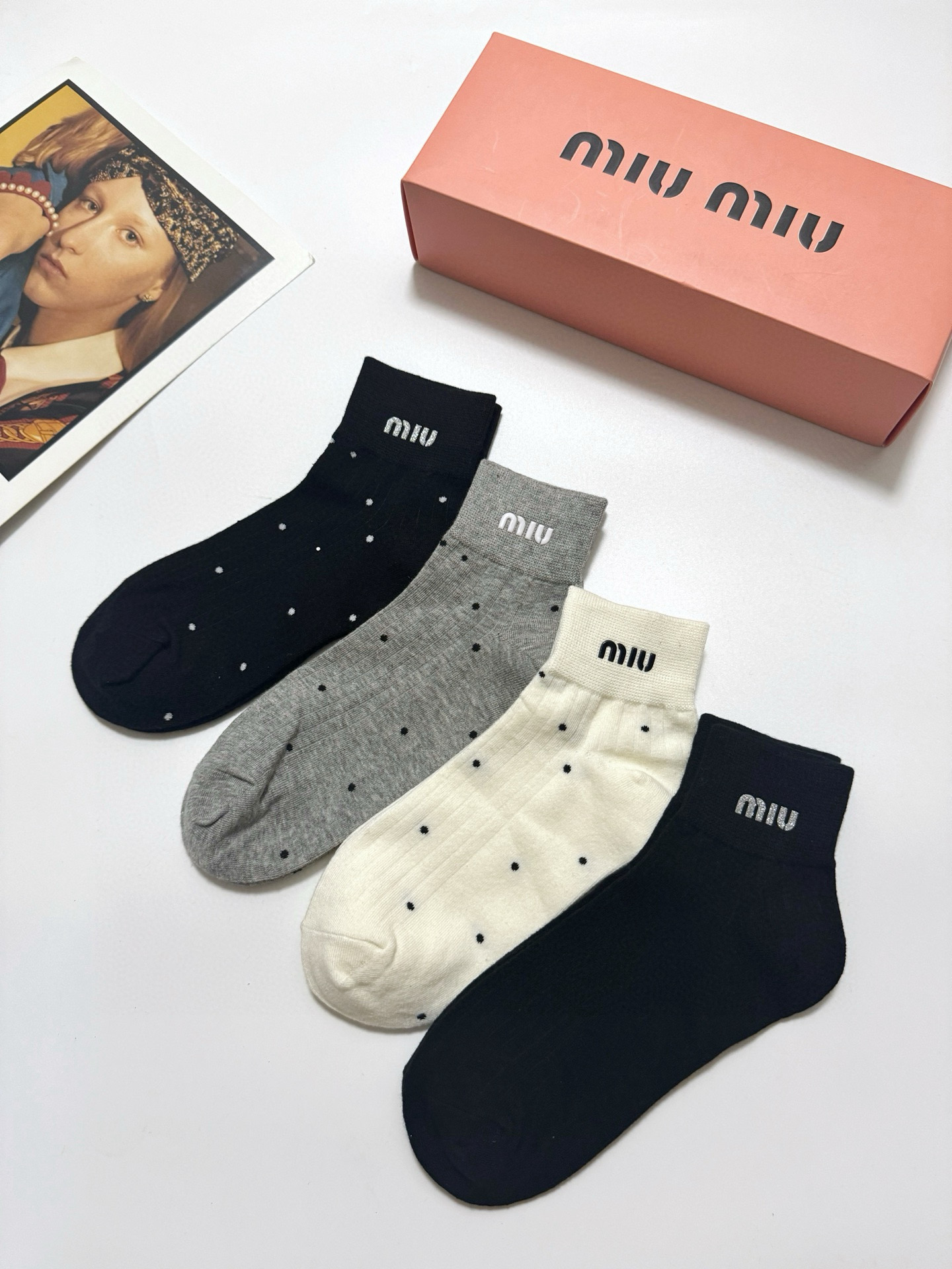  配包装
🌟【一盒4双】
🌟缪缪 miumiu 经典字母logo 纯棉中筒袜 经典纯色短袜
🌟ins爆款