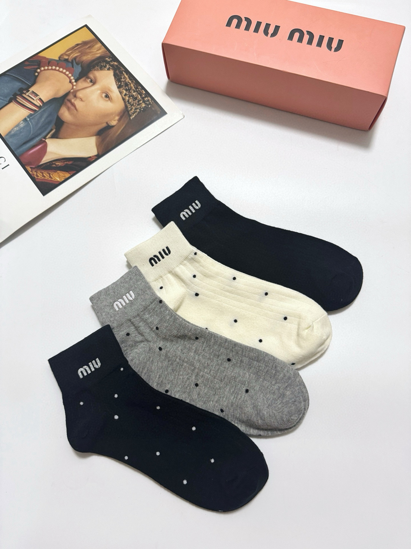  配包装
🌟【一盒4双】
🌟缪缪 miumiu 经典字母logo 纯棉中筒袜 经典纯色短袜
🌟ins爆款